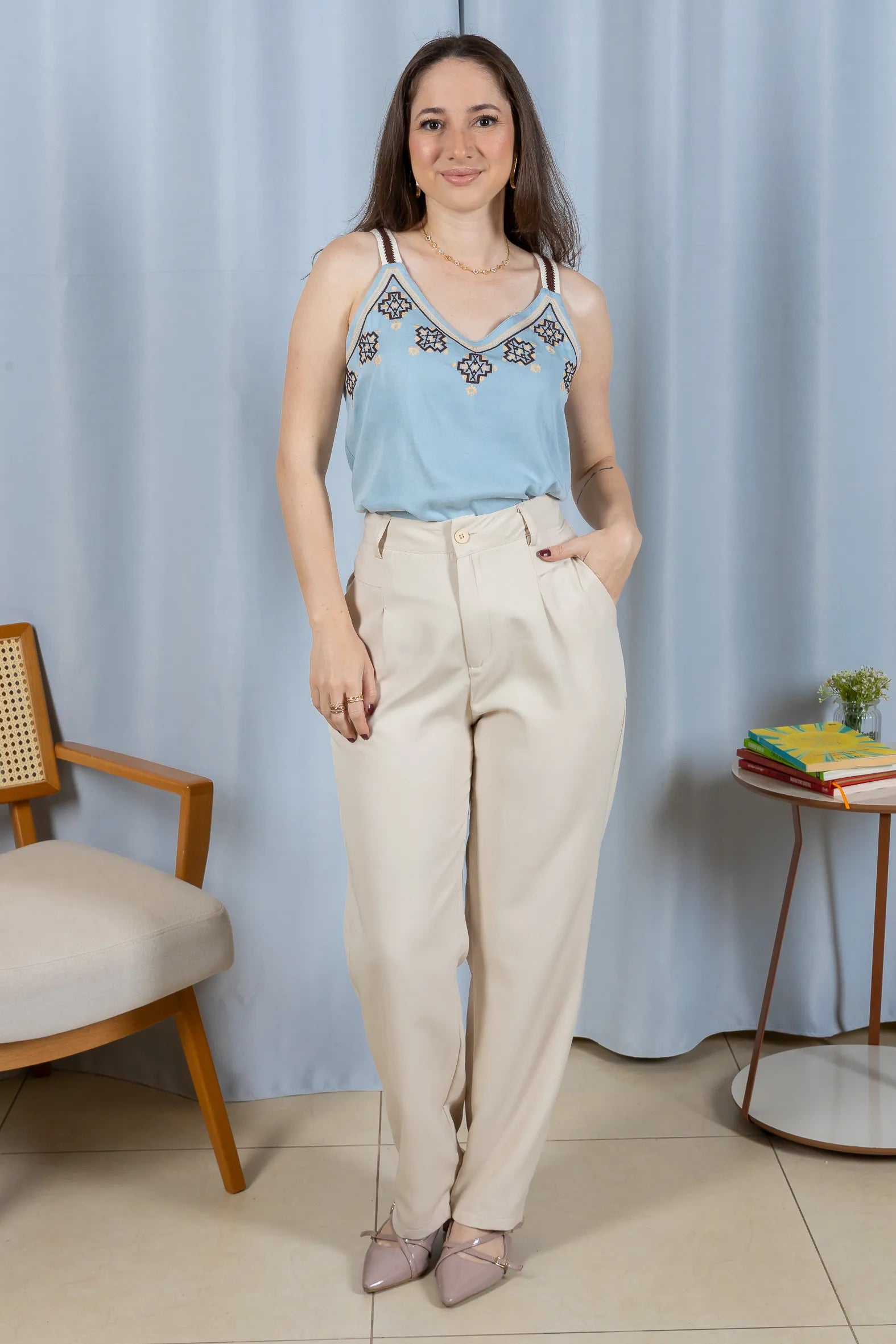 Conjunto: Regata Detalhe Bordado Decote Busto Visco Linho Luciana Azul + Calça Corte Reto Alfaiataria Detalhe Bolso Adriana Esteves Creme