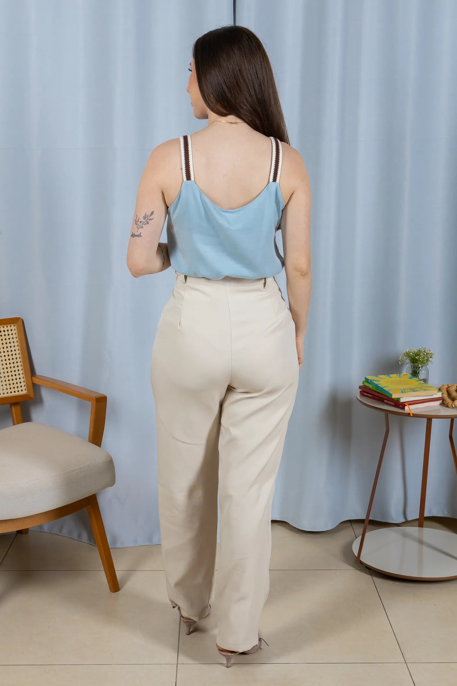 Conjunto: Regata Detalhe Bordado Decote Busto Visco Linho Luciana Azul + Calça Corte Reto Alfaiataria Detalhe Bolso Adriana Esteves Creme