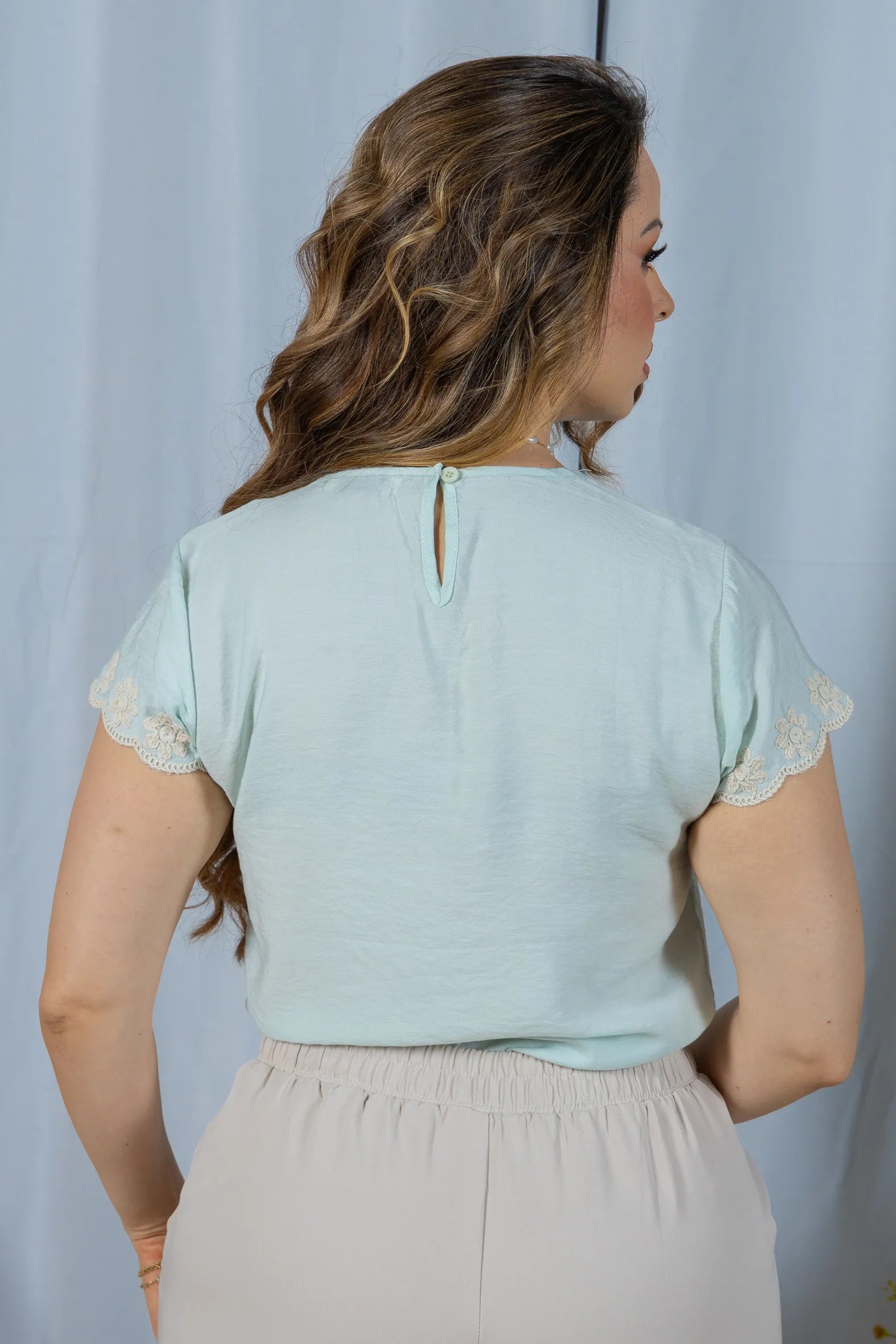 Blusa Manga Curta em Visco Soft com Detalhes Delicados Karina Verde
