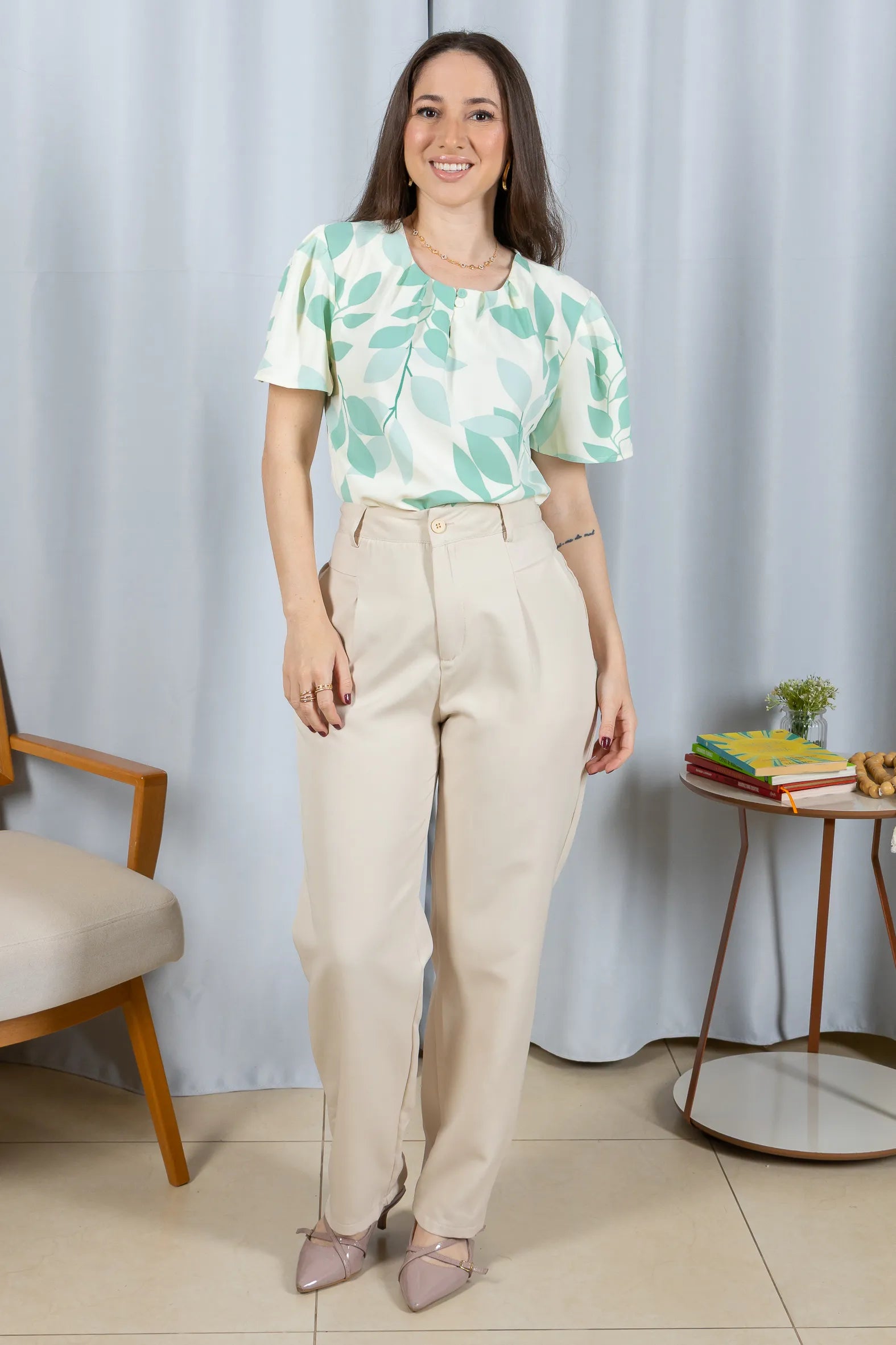 Conjunto: Blusa Manga Curta Estampada Folhagem Crepe Classic Joelma Verde + Calça Corte Reto Alfaiataria Detalhe Bolso Adriana Esteves Creme