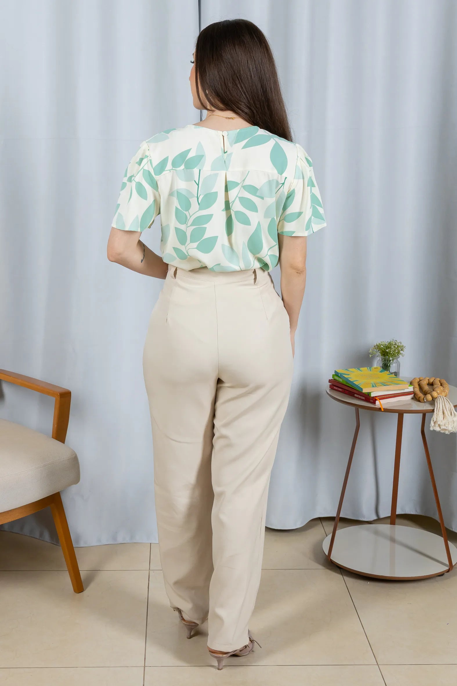 Conjunto: Blusa Manga Curta Estampada Folhagem Crepe Classic Joelma Verde + Calça Corte Reto Alfaiataria Detalhe Bolso Adriana Esteves Creme