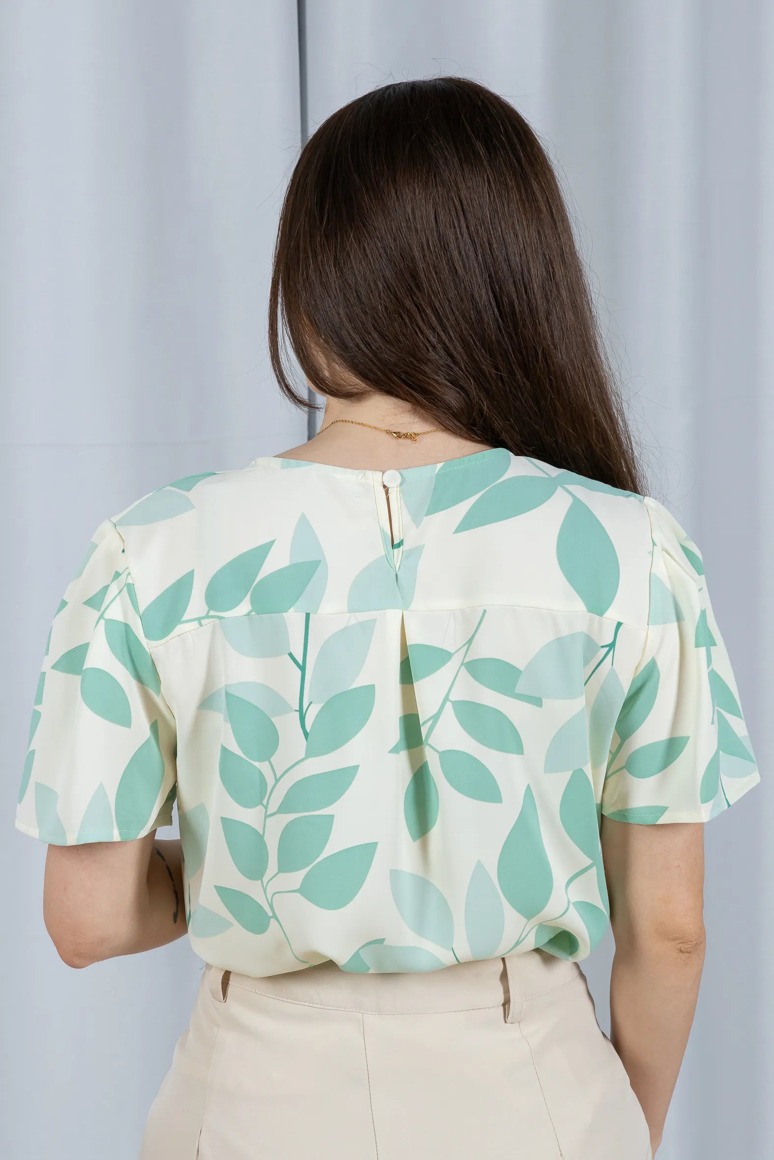 Blusa Manga Curta Estampada Folhagem Crepe Classic Joelma Verde