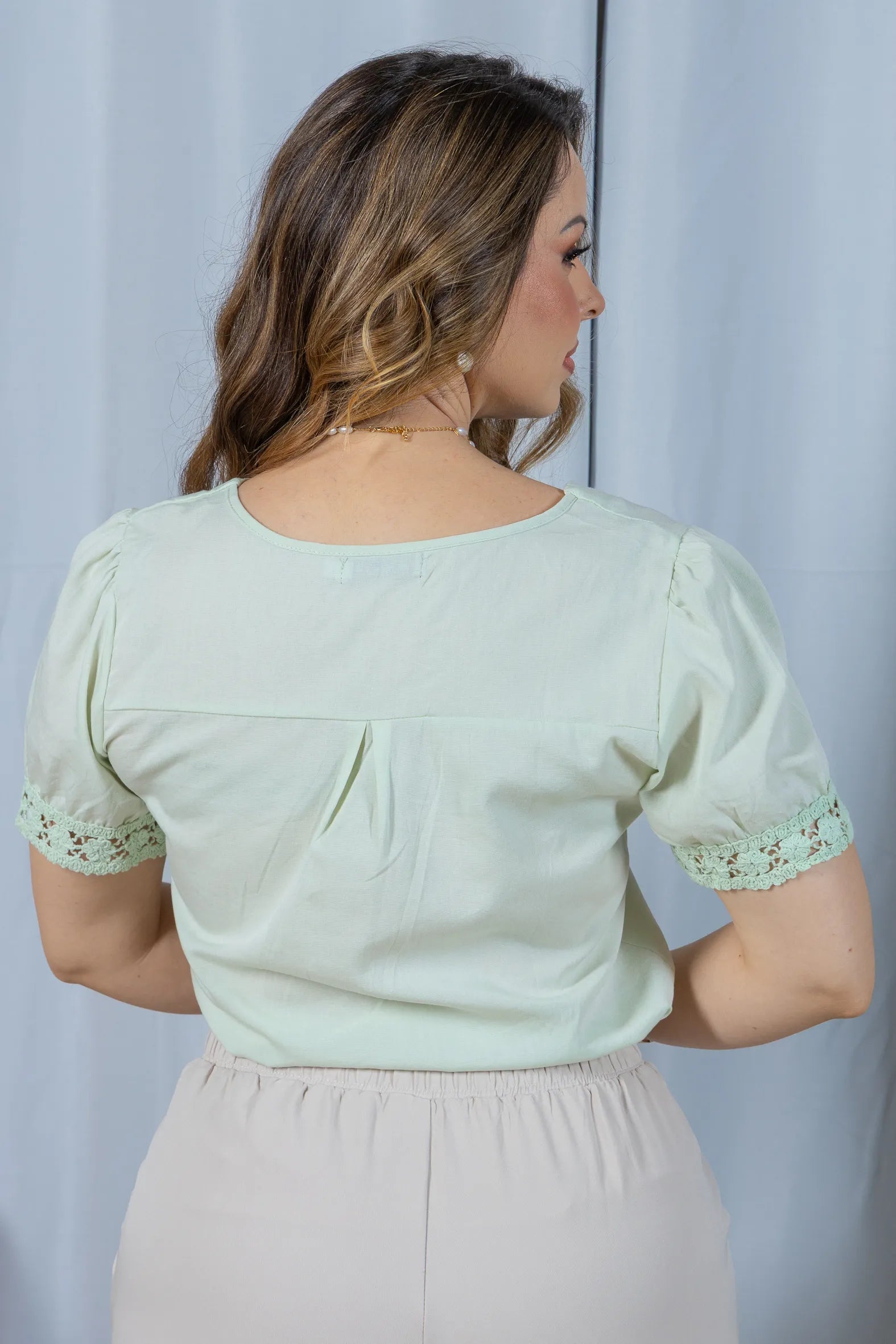 Blusa Manga Curta em Cotton Mix com Detalhe em Crochê Paula Verde