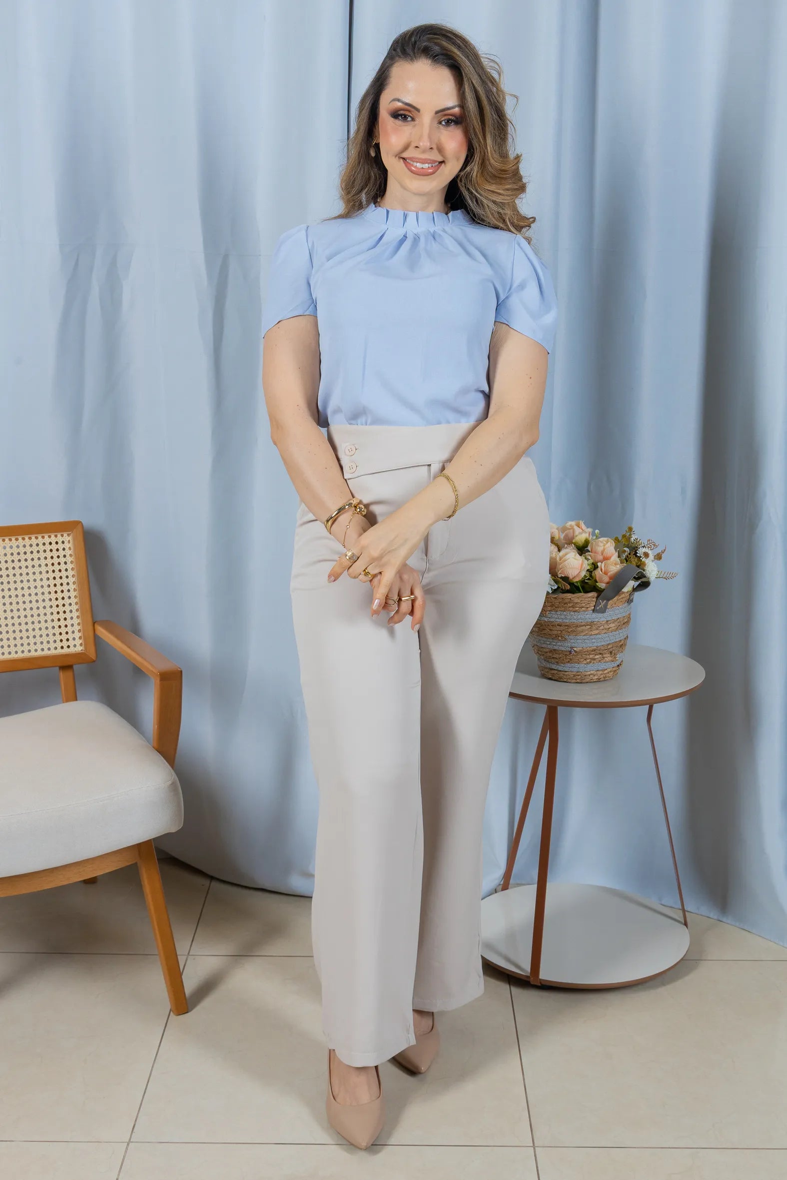 Blusa Manga Curta em Crepe Classic com Meia Gola e Pregas Dalila Azul