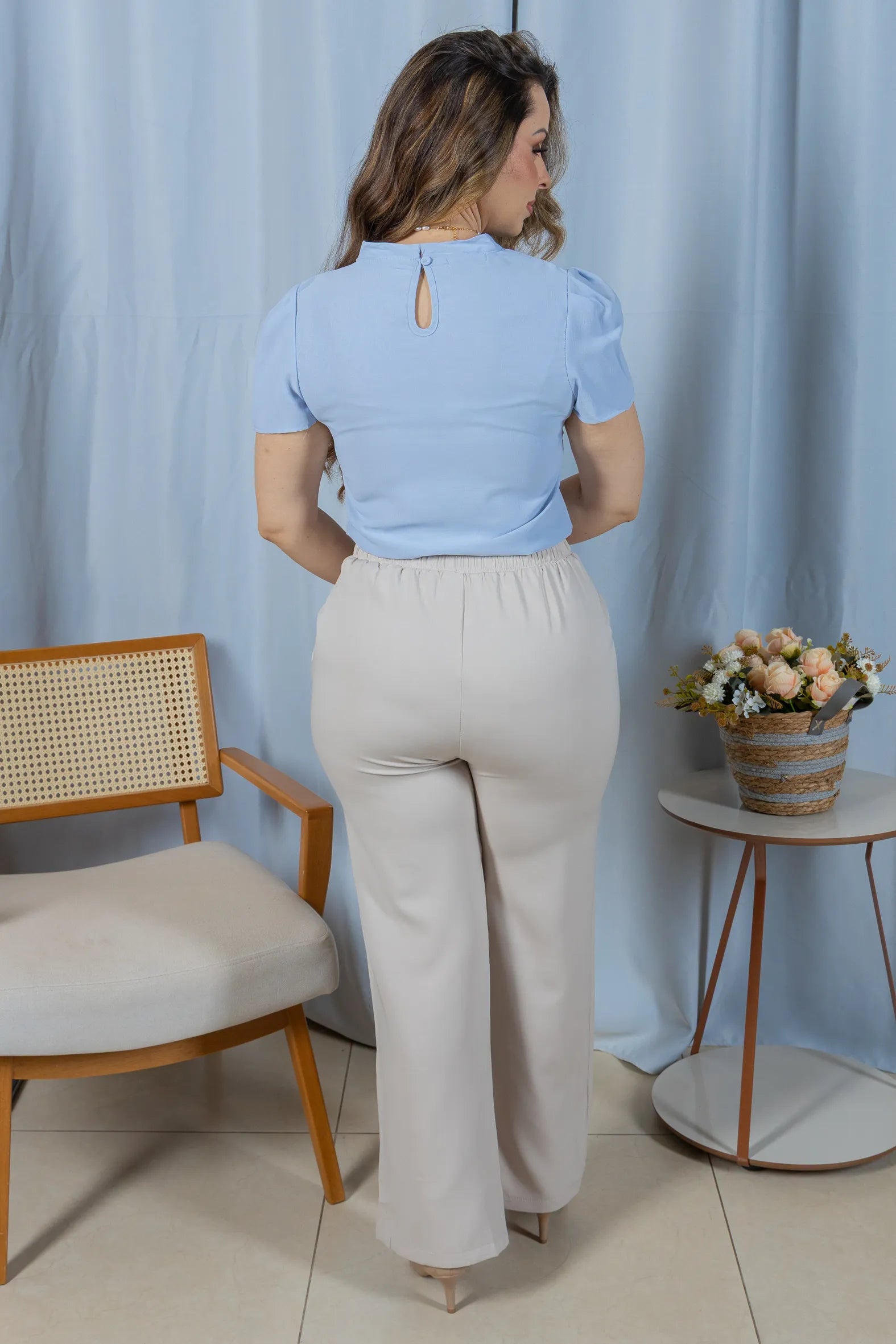 Blusa Manga Curta em Crepe Classic com Meia Gola e Pregas Dalila Azul