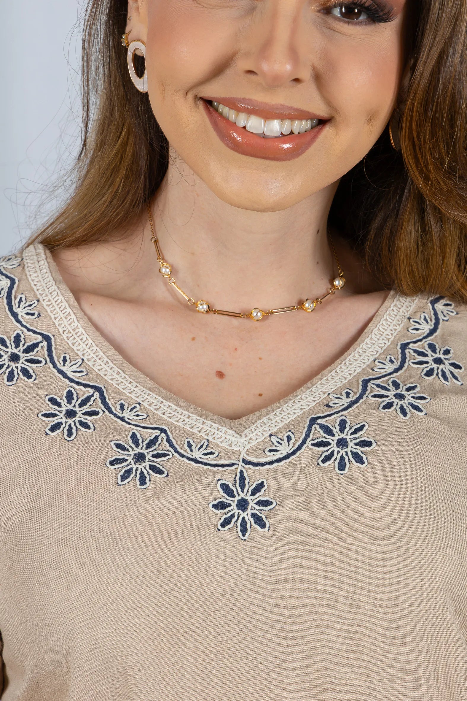 Blusa Manga Curta Detalhe Bordado Visco Linho Lúcia Bege