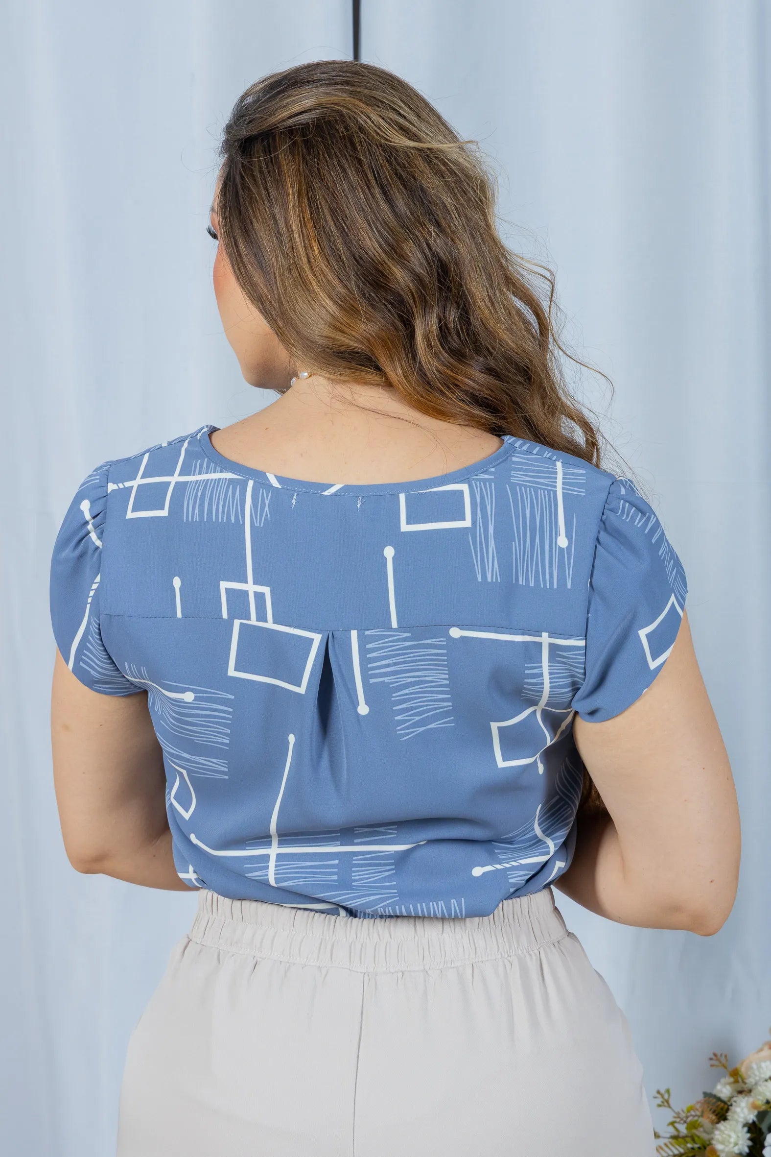 Blusa Manga Curta em Crepe Classic Decote em "V" Estampa Geométrica Emily Azul