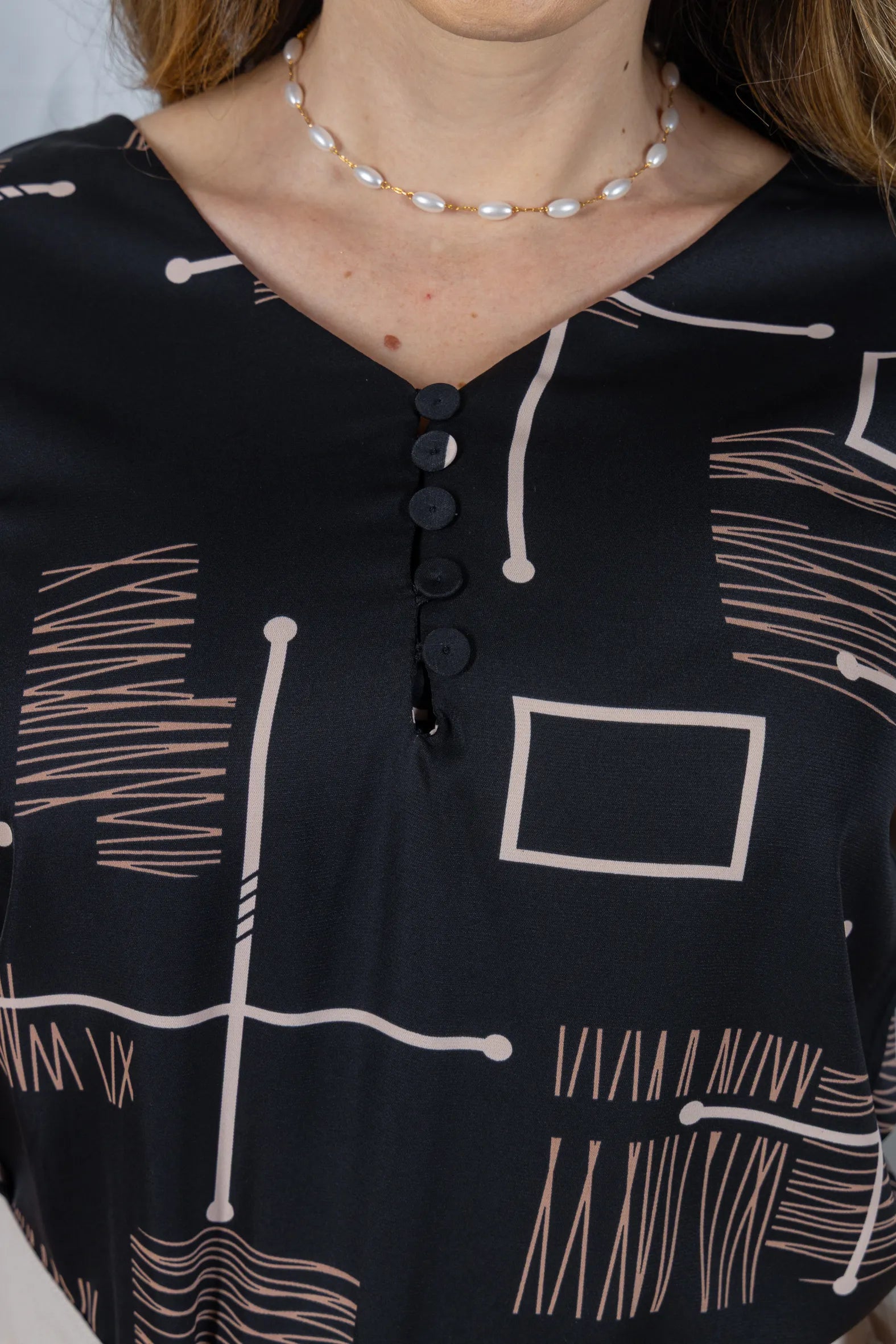 Blusa Manga Curta em Crepe Classic Decote em "V" Estampa Geométrica Emily Preta