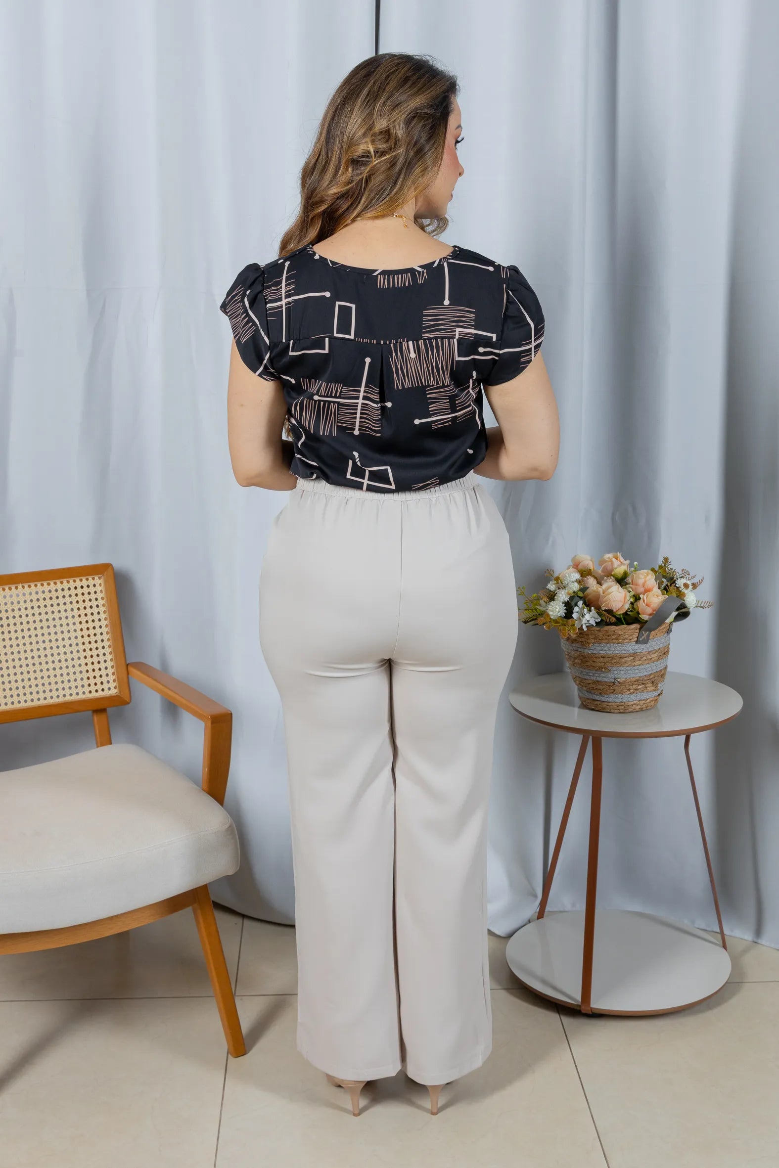 Blusa Manga Curta em Crepe Classic Decote em "V" Estampa Geométrica Emily Preta