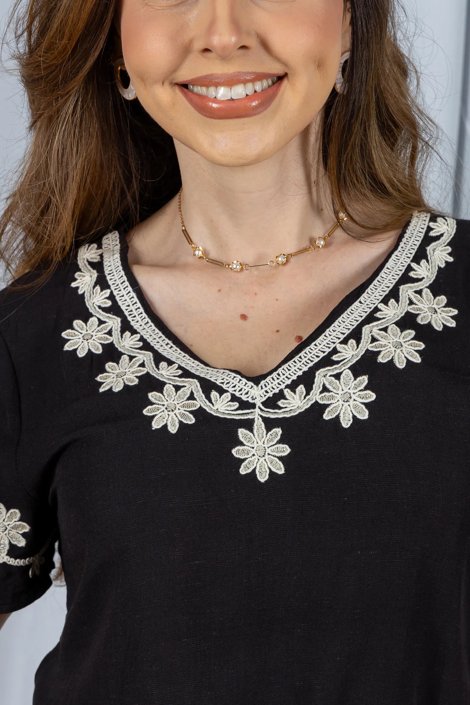 Blusa Manga Curta Detalhe Bordado Visco Linho Lúcia Preta