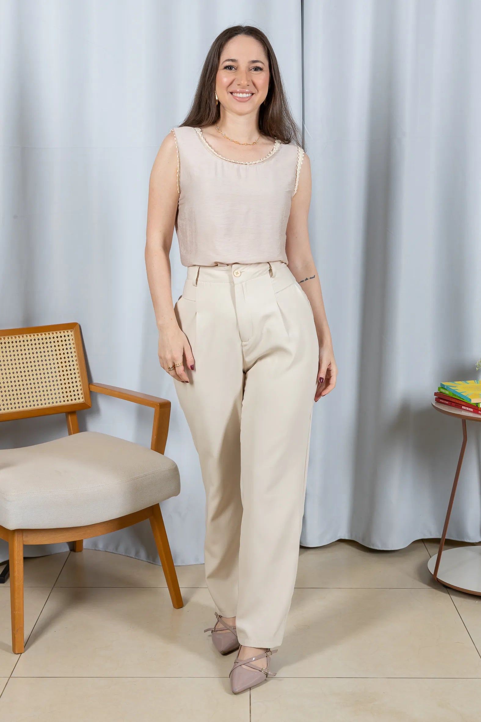 Conjunto: Regata Detalhe Acabamento Bordado Visco Brise Selma Rosa + Calça Corte Reto Alfaiataria Detalhe Bolso Adriana Esteves Creme