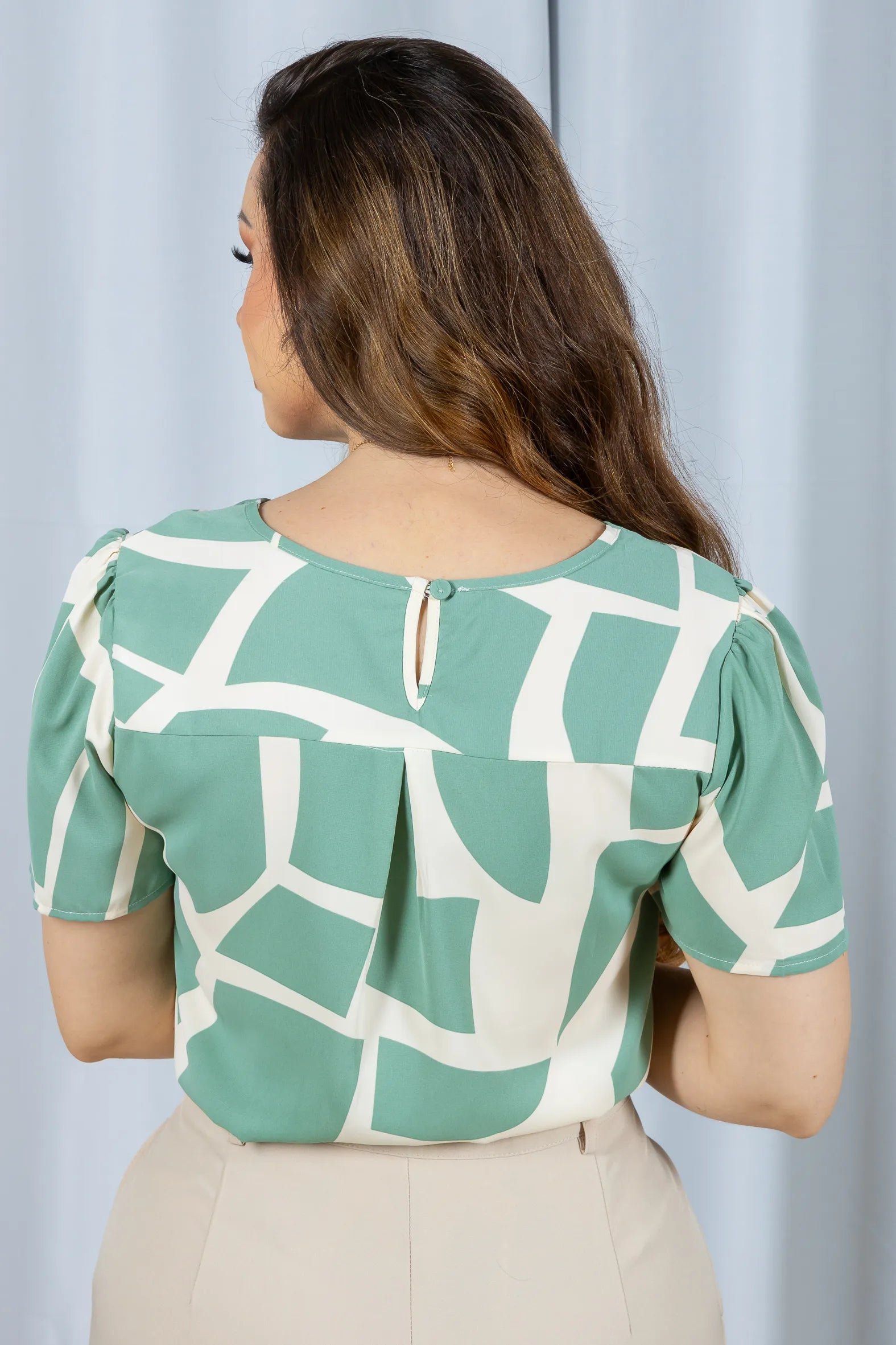 Blusa Manga Curta Estampa Geométrica Crepe Classic Rosana Verde