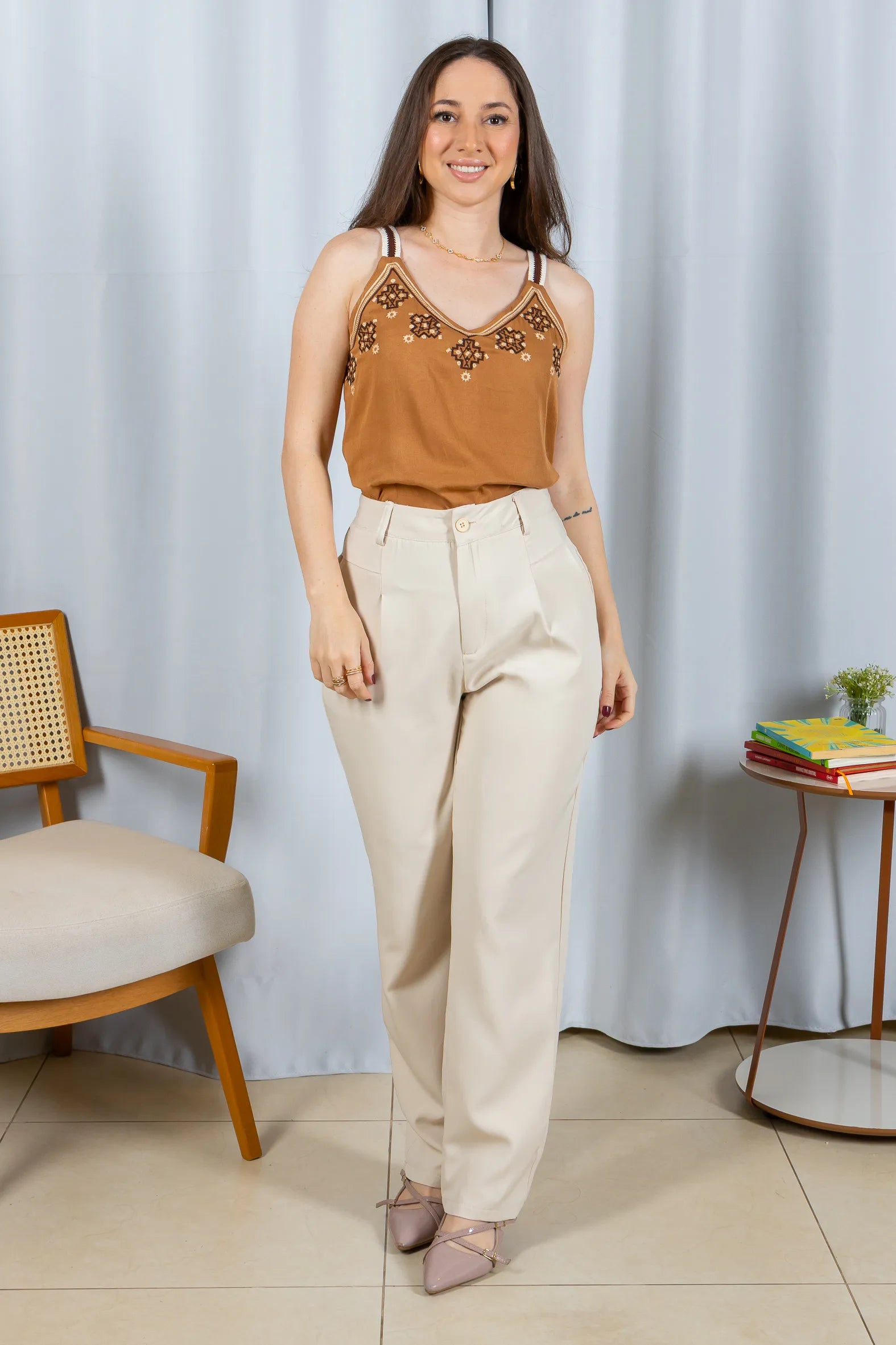 Conjunto: Regata Detalhe Bordado Decote Busto Visco Linho Luciana Marrom + Calça Corte Reto Alfaiataria Detalhe Bolso Adriana Esteves Creme