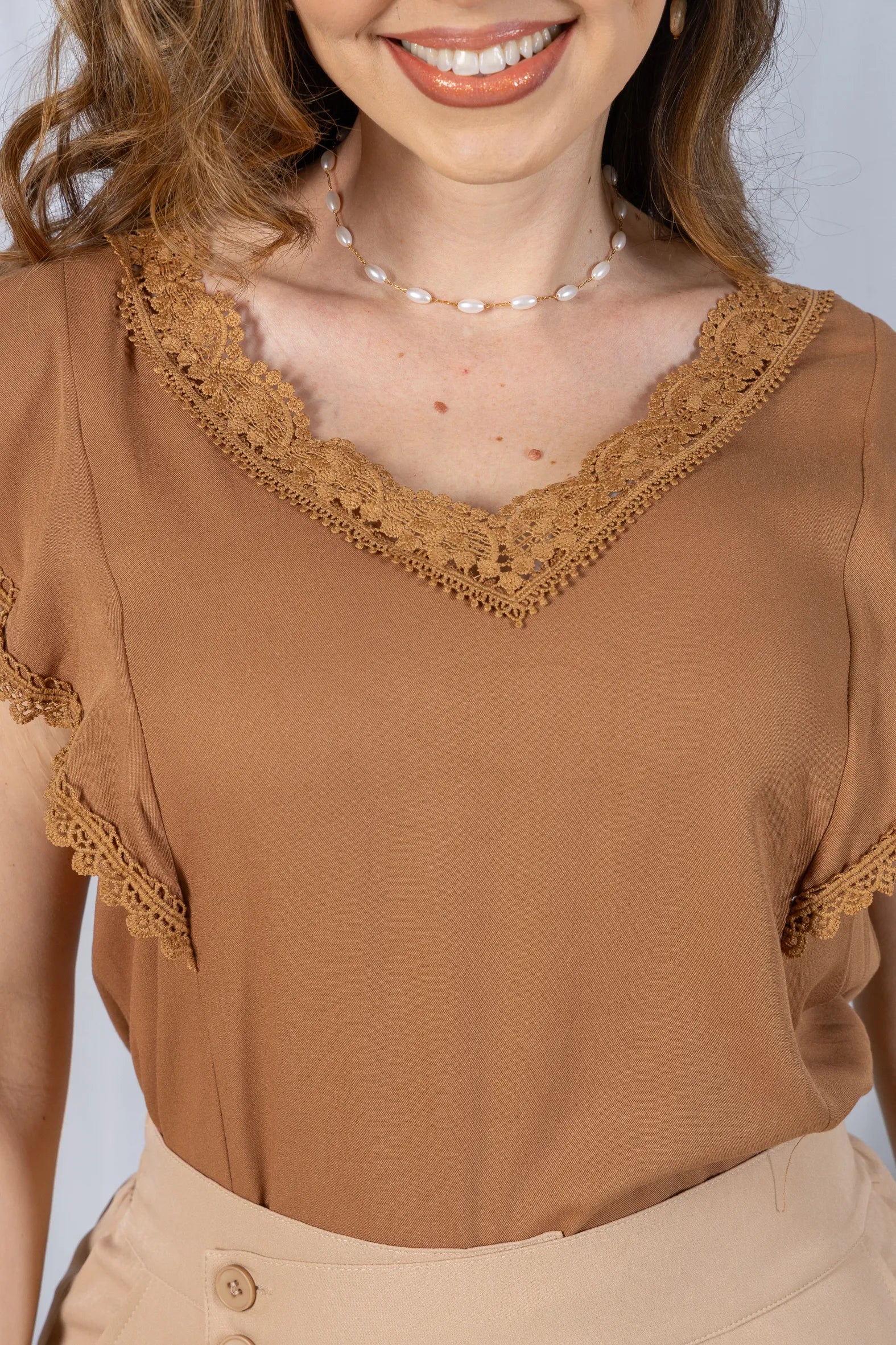 Blusa Manga Curta em Visco-Linho Decote em "V" com Detalhes em Renda Rute Marrom