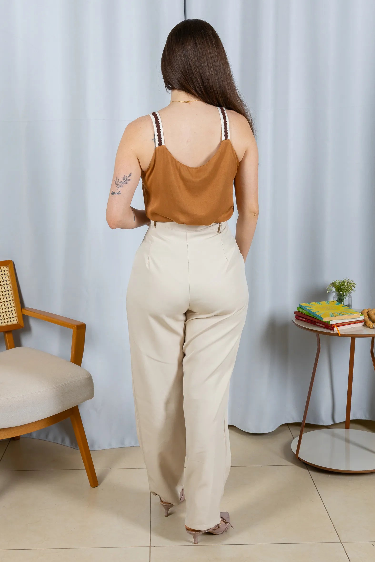 Conjunto: Regata Detalhe Bordado Decote Busto Visco Linho Luciana Marrom + Calça Corte Reto Alfaiataria Detalhe Bolso Adriana Esteves Creme