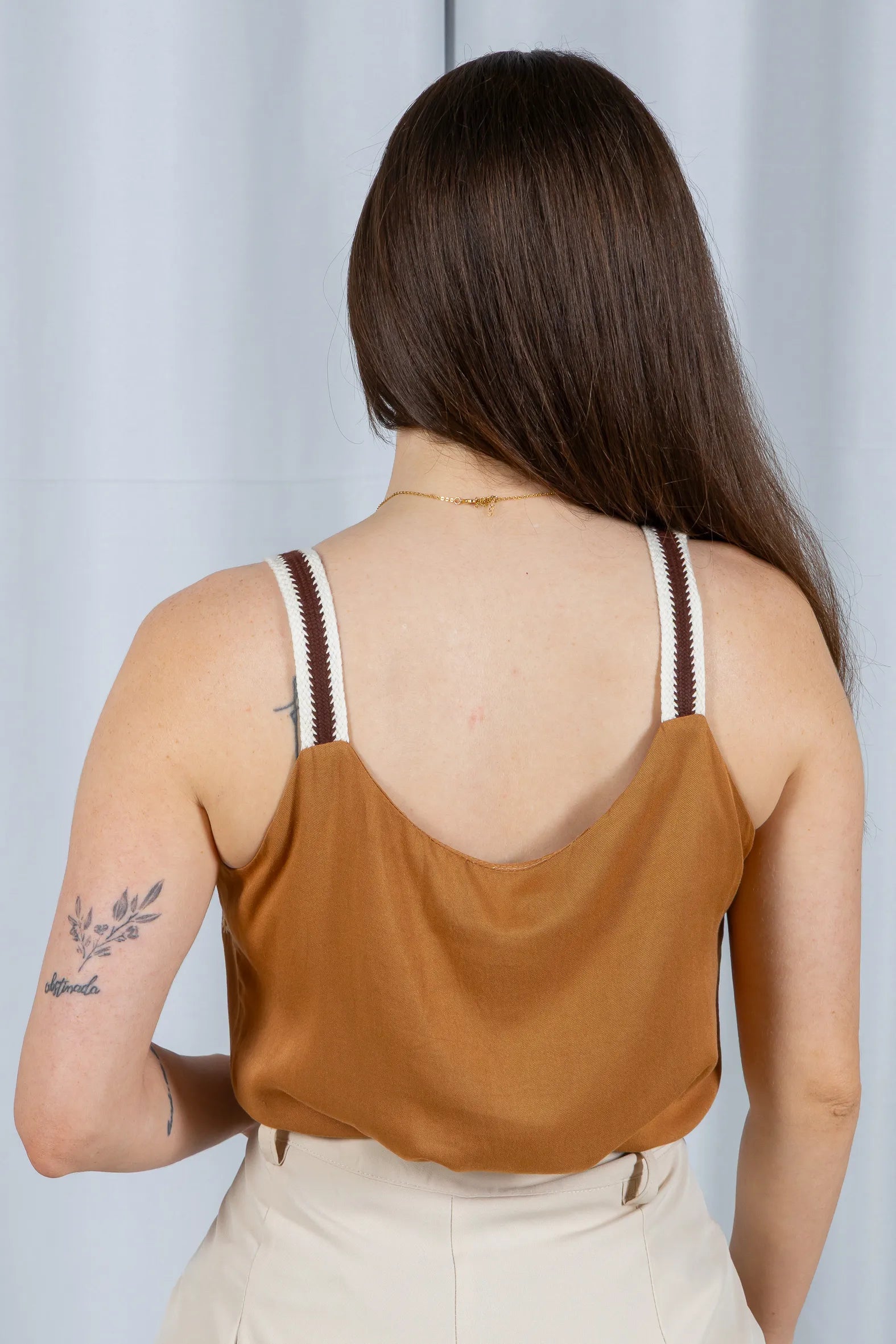 Regata Detalhe Bordado Decote Busto Visco Linho Luciana Marrom