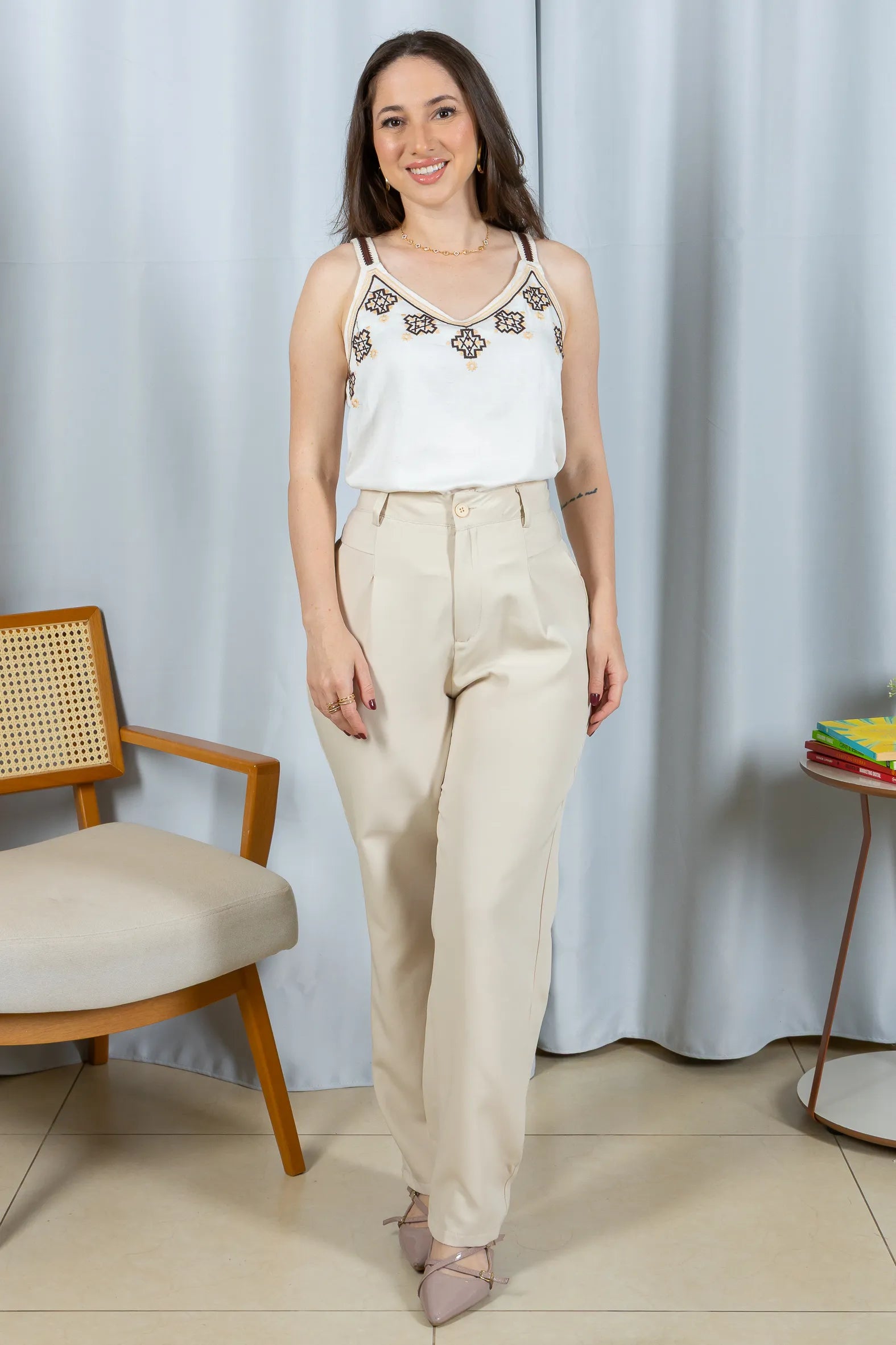 Conjunto: Regata Detalhe Bordado Decote Busto Visco Linho Luciana Branca + Calça Corte Reto Alfaiataria Detalhe Bolso Adriana Esteves Creme