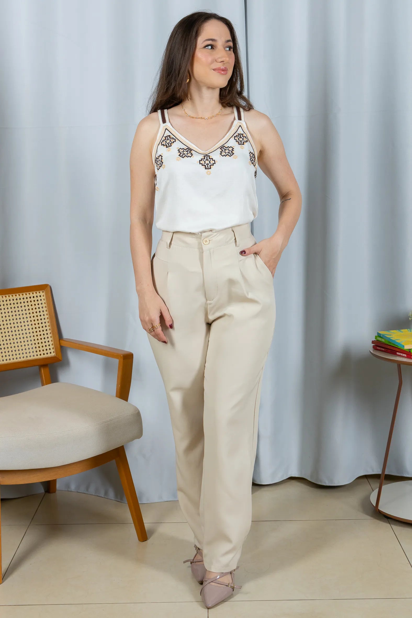 Conjunto: Regata Detalhe Bordado Decote Busto Visco Linho Luciana Branca + Calça Corte Reto Alfaiataria Detalhe Bolso Adriana Esteves Creme