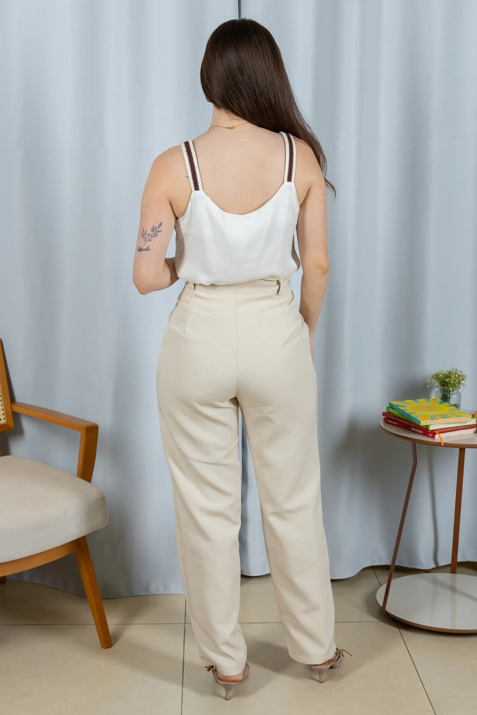 Conjunto: Regata Detalhe Bordado Decote Busto Visco Linho Luciana Branca + Calça Corte Reto Alfaiataria Detalhe Bolso Adriana Esteves Creme