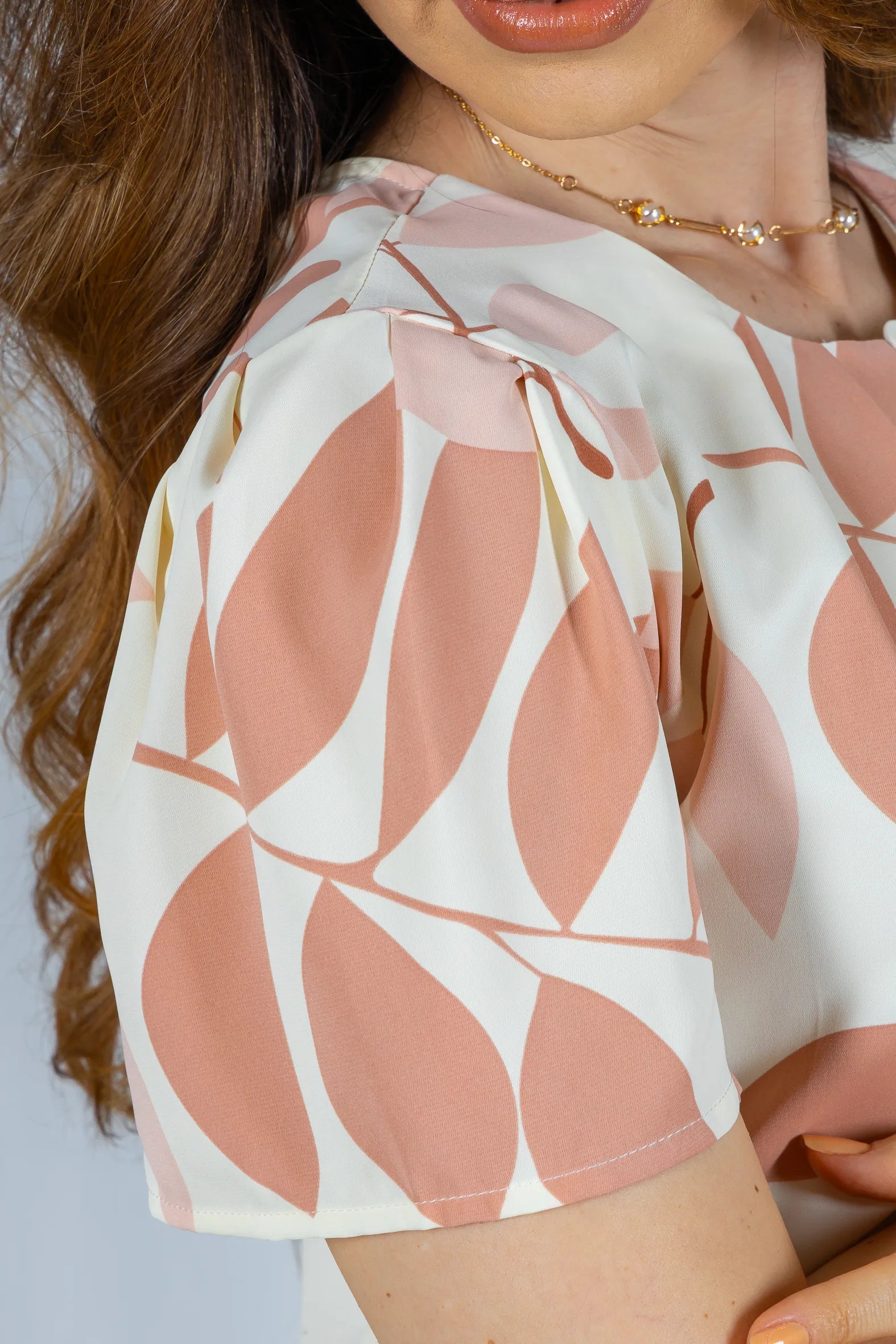 Blusa Manga Curta Estampada Folhagem Crepe Classic Joelma Rose