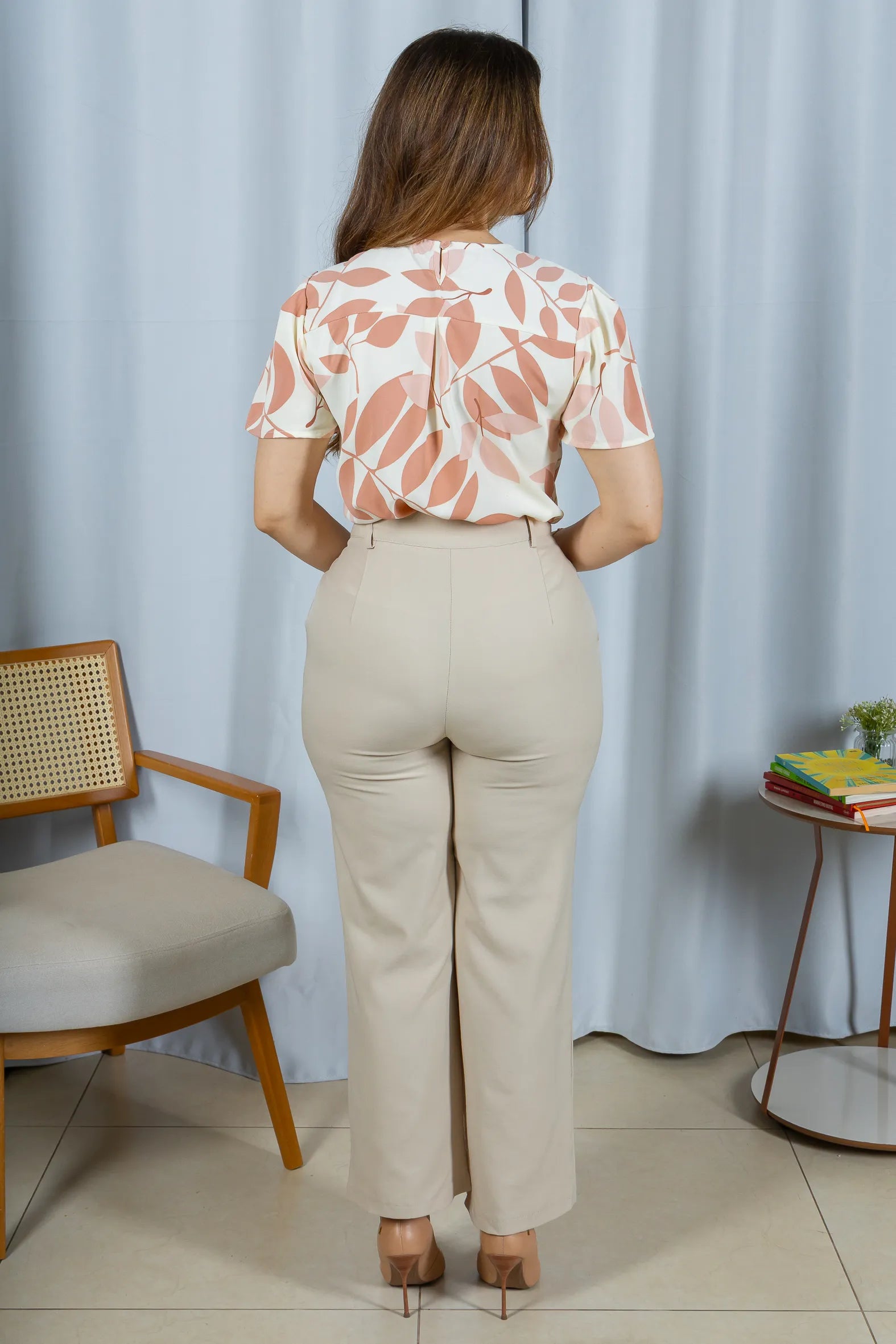 Conjunto: Blusa Manga Curta Estampada Folhagem Crepe Classic Joelma Rose + Calça Pantalona Detalhe Botões Crepe Alfaiataria Larissa Bege