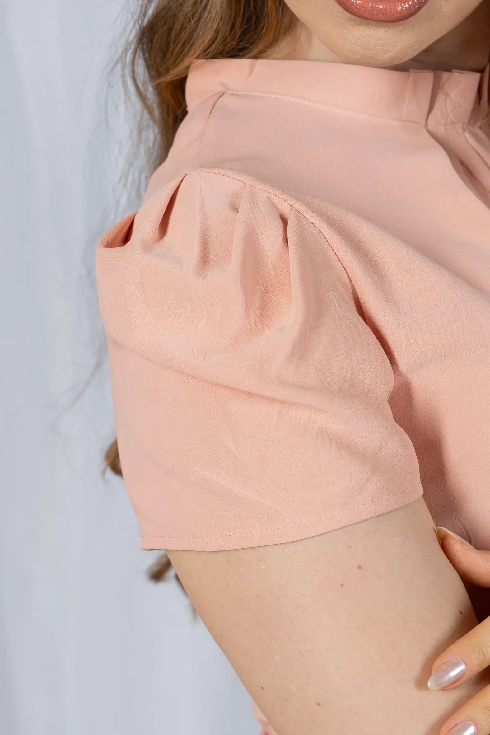 Blusa Manga Curta em Crepe Classic com Meia Gola e Pregas Dalila Coral