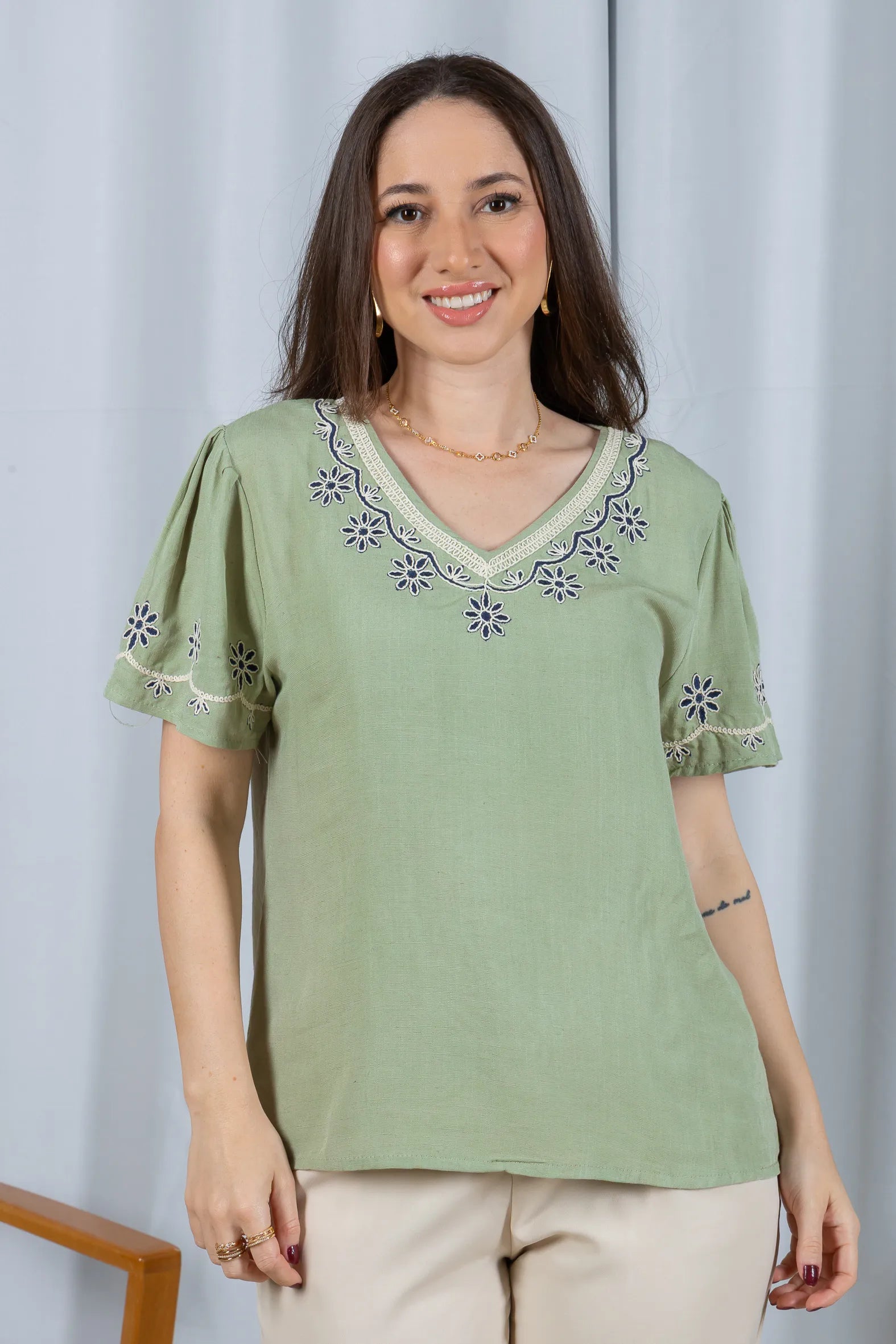 Blusa Manga Curta Detalhe Bordado Visco Linho Lúcia Verde