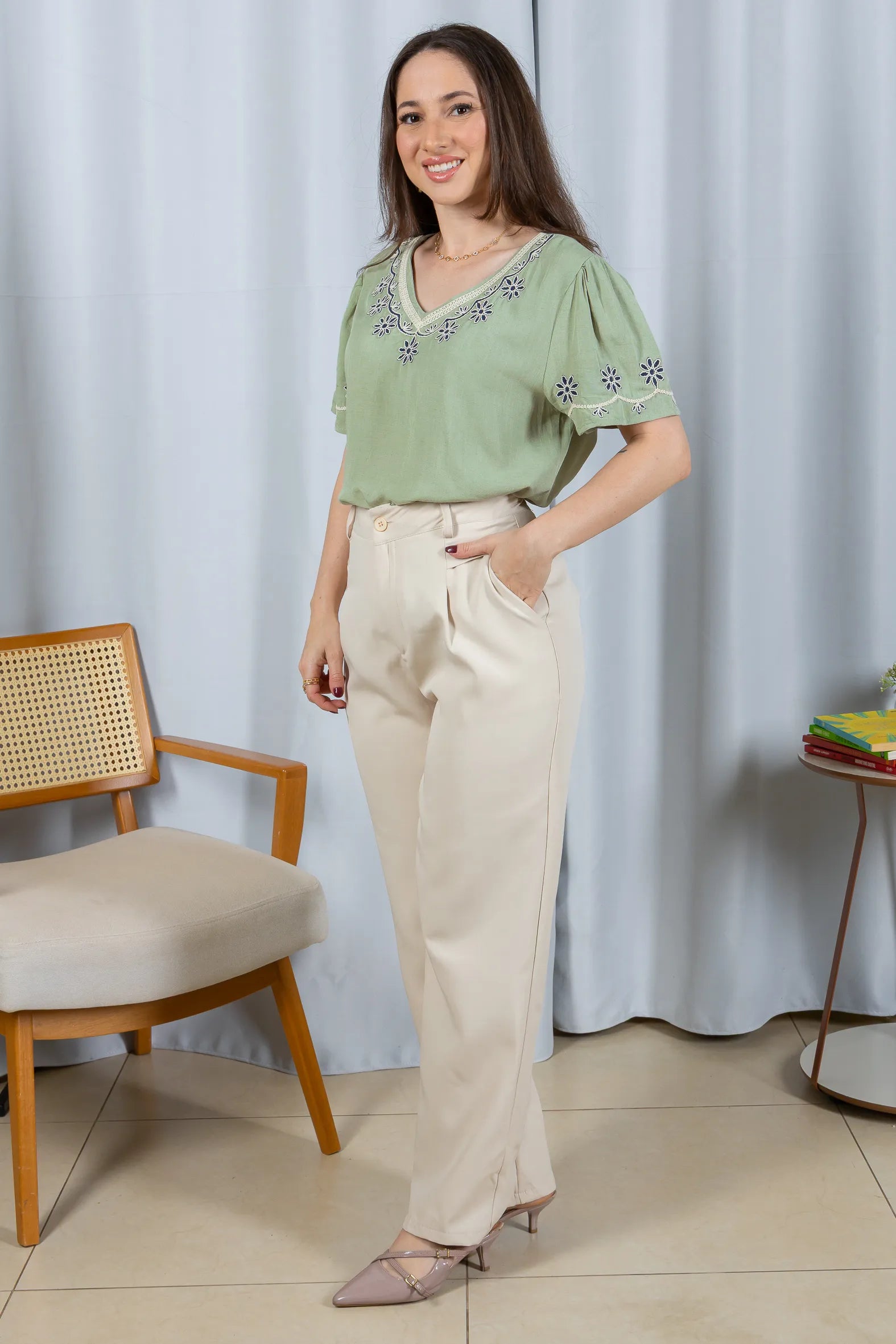 Blusa Manga Curta Detalhe Bordado Visco Linho Lúcia Verde