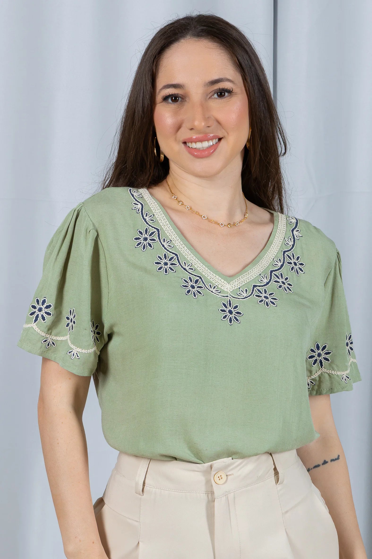 Blusa Manga Curta Detalhe Bordado Visco Linho Lúcia Verde