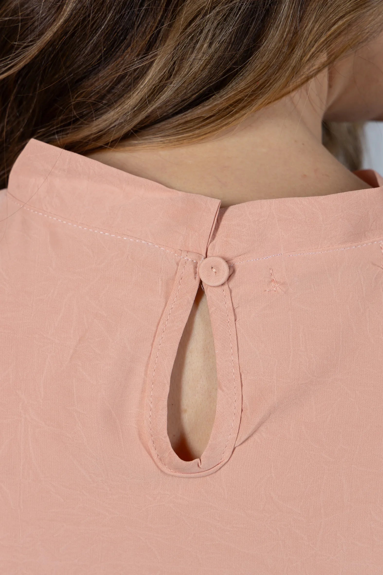 Blusa Manga Curta em Crepe Classic com Meia Gola e Pregas Dalila Coral