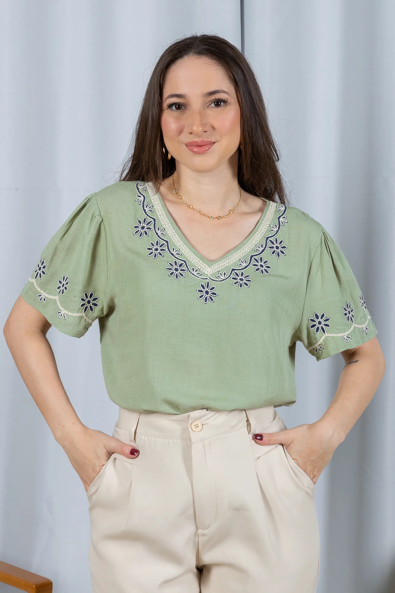 Blusa Manga Curta Detalhe Bordado Visco Linho Lúcia Verde