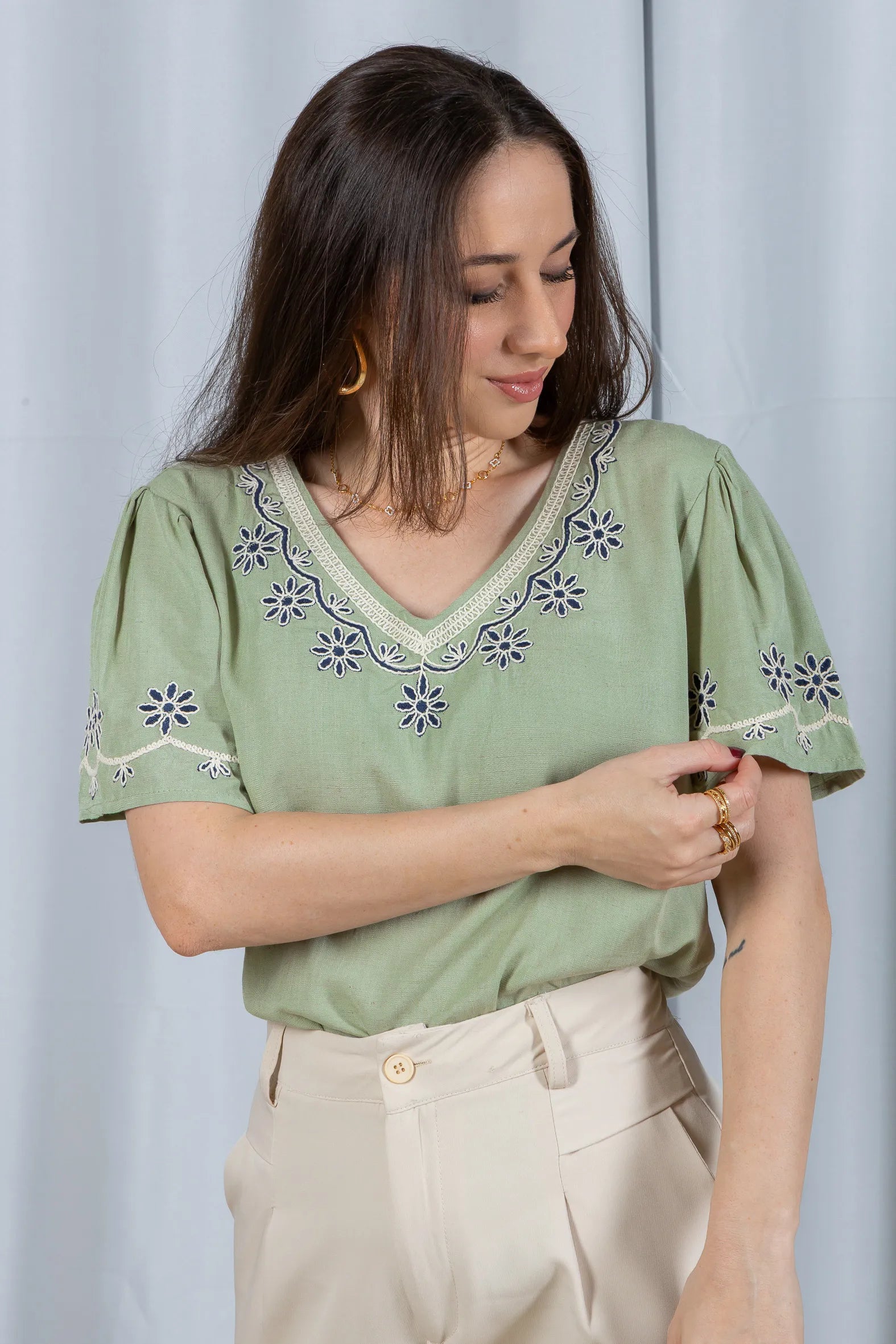 Blusa Manga Curta Detalhe Bordado Visco Linho Lúcia Verde