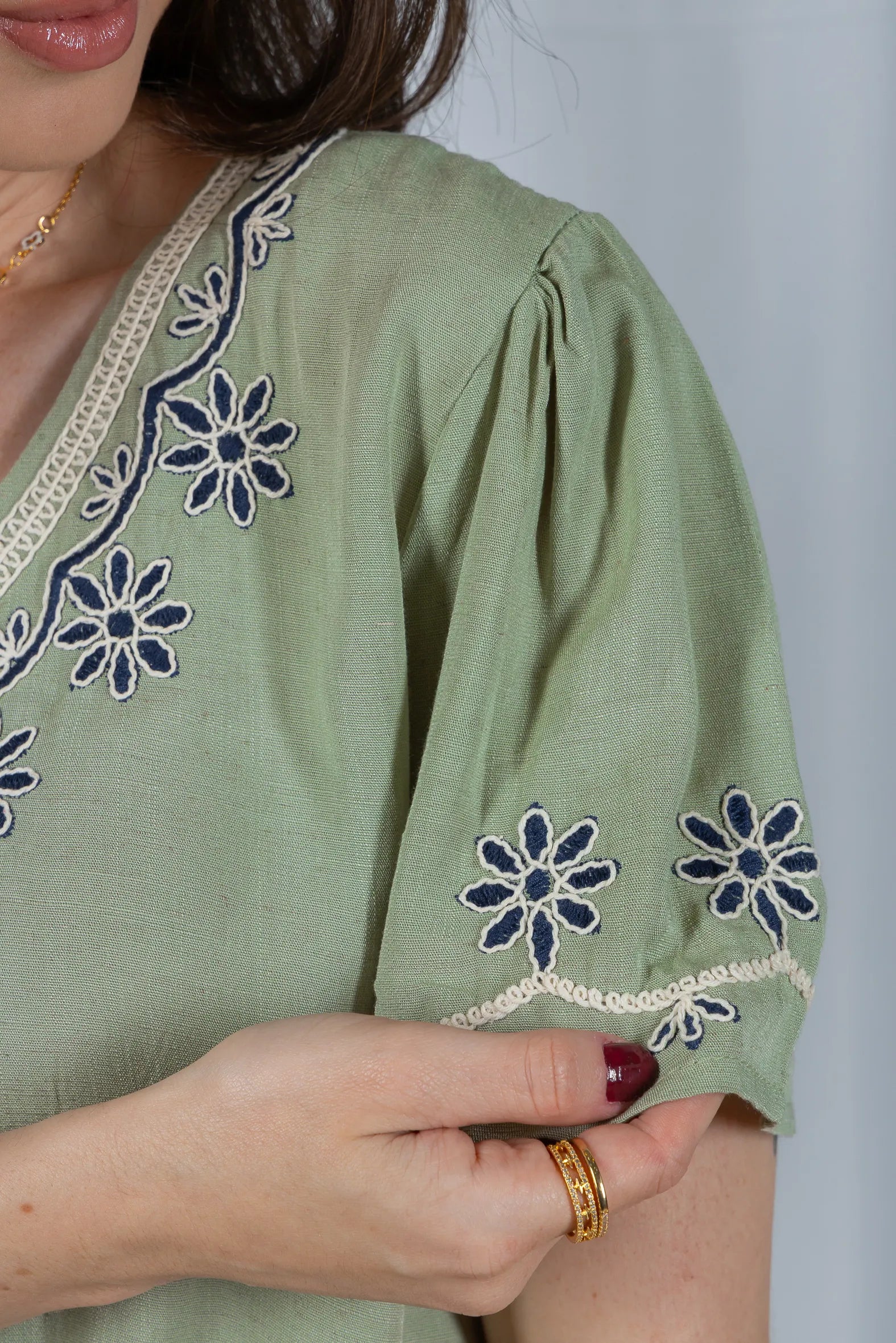 Blusa Manga Curta Detalhe Bordado Visco Linho Lúcia Verde