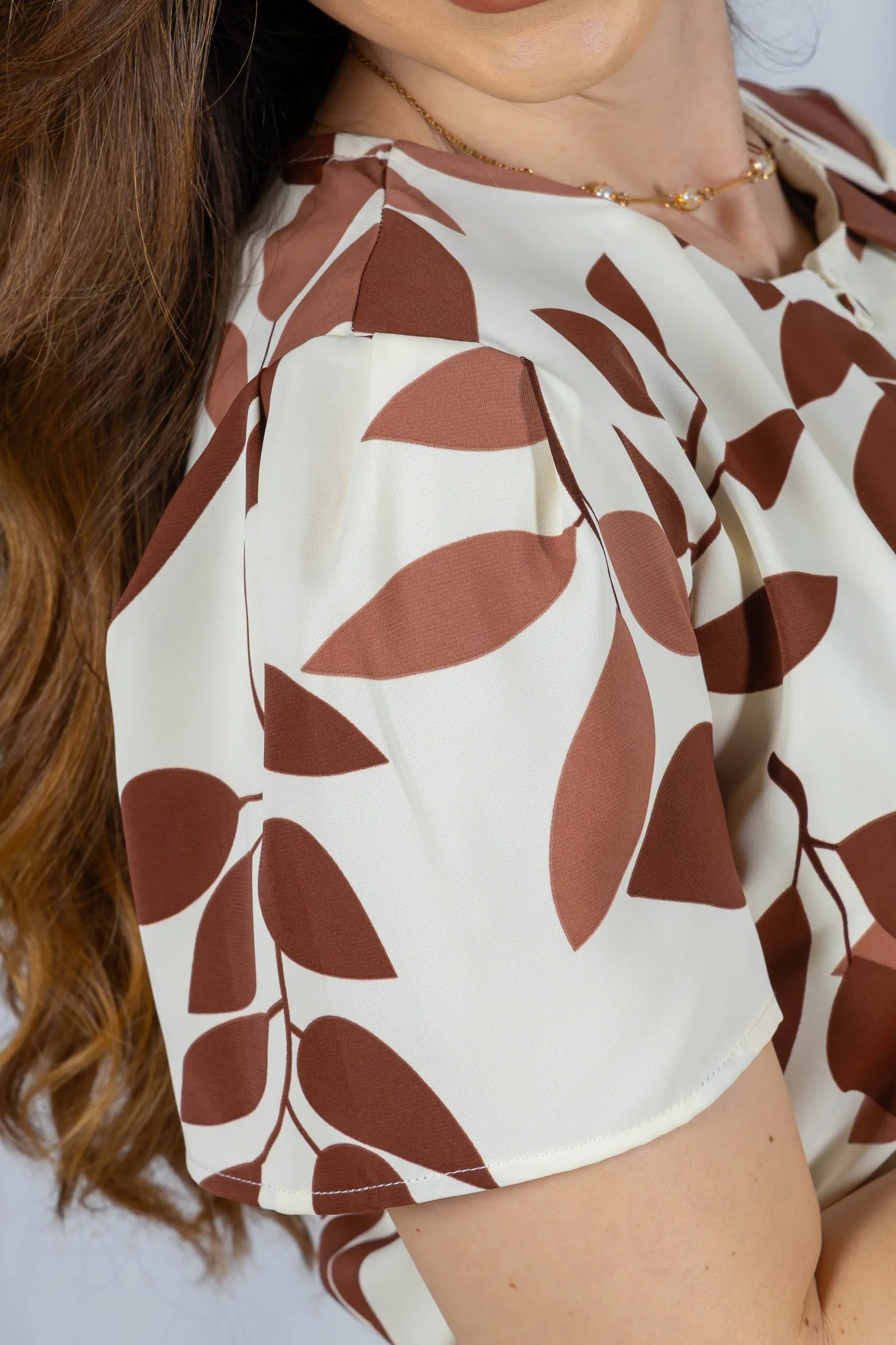 Blusa Manga Curta Estampada Folhagem Crepe Classic Joelma Marrom