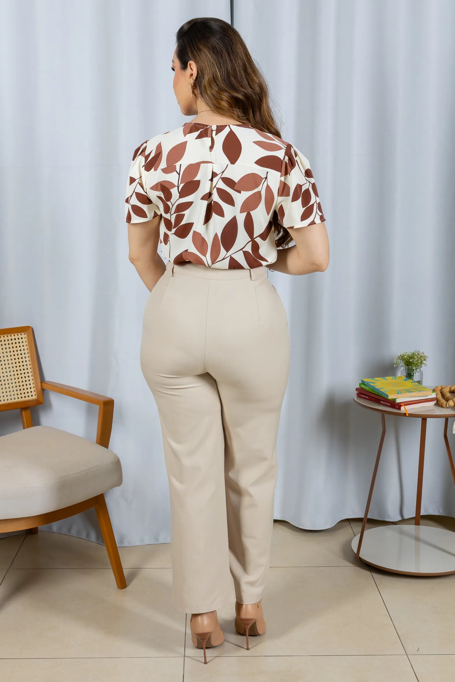 Conjunto: Blusa Manga Curta Estampada Folhagem Crepe Classic Joelma Marrom + Calça Pantalona Detalhe Botões Crepe Alfaiataria Larissa Bege