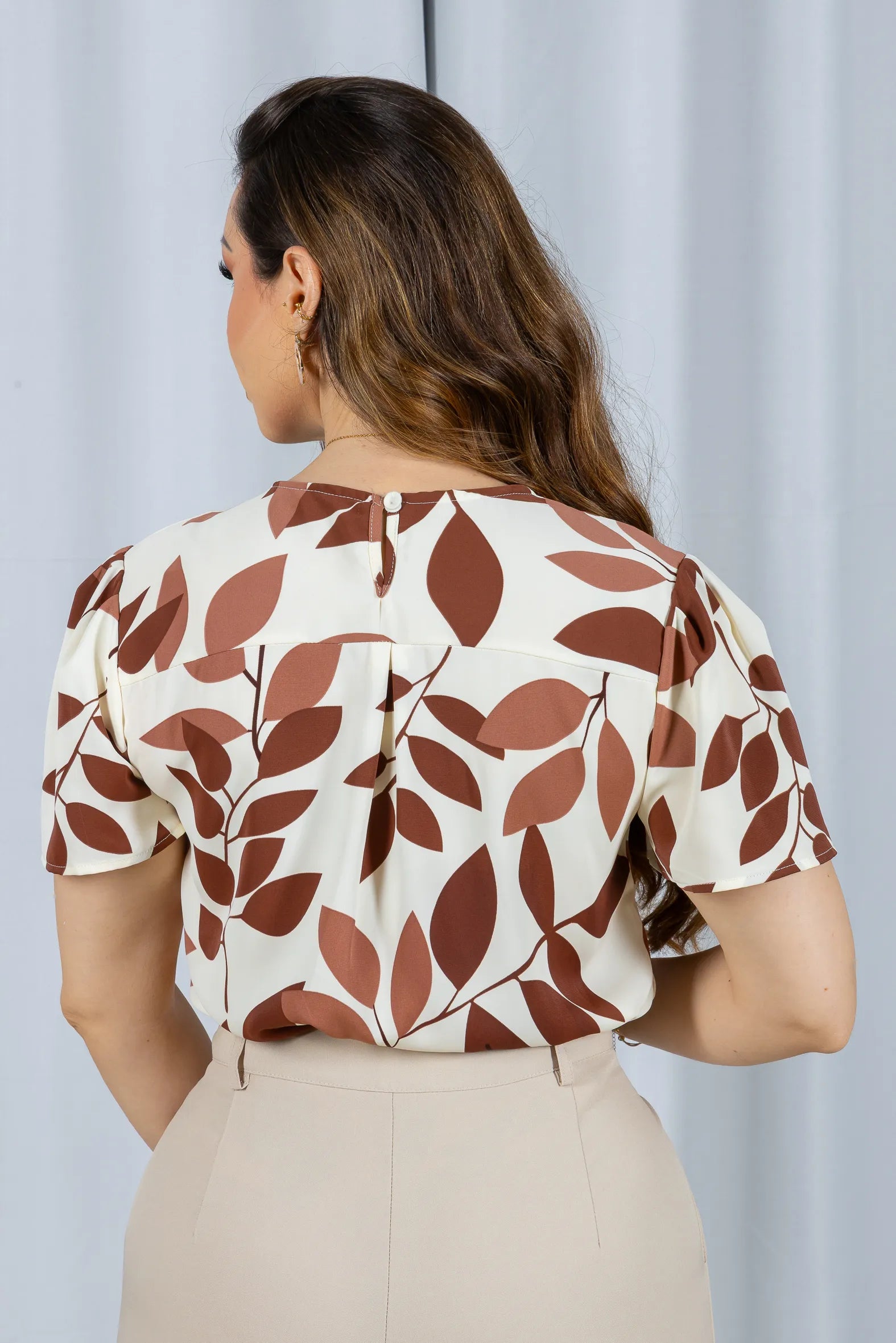 Blusa Manga Curta Estampada Folhagem Crepe Classic Joelma Marrom