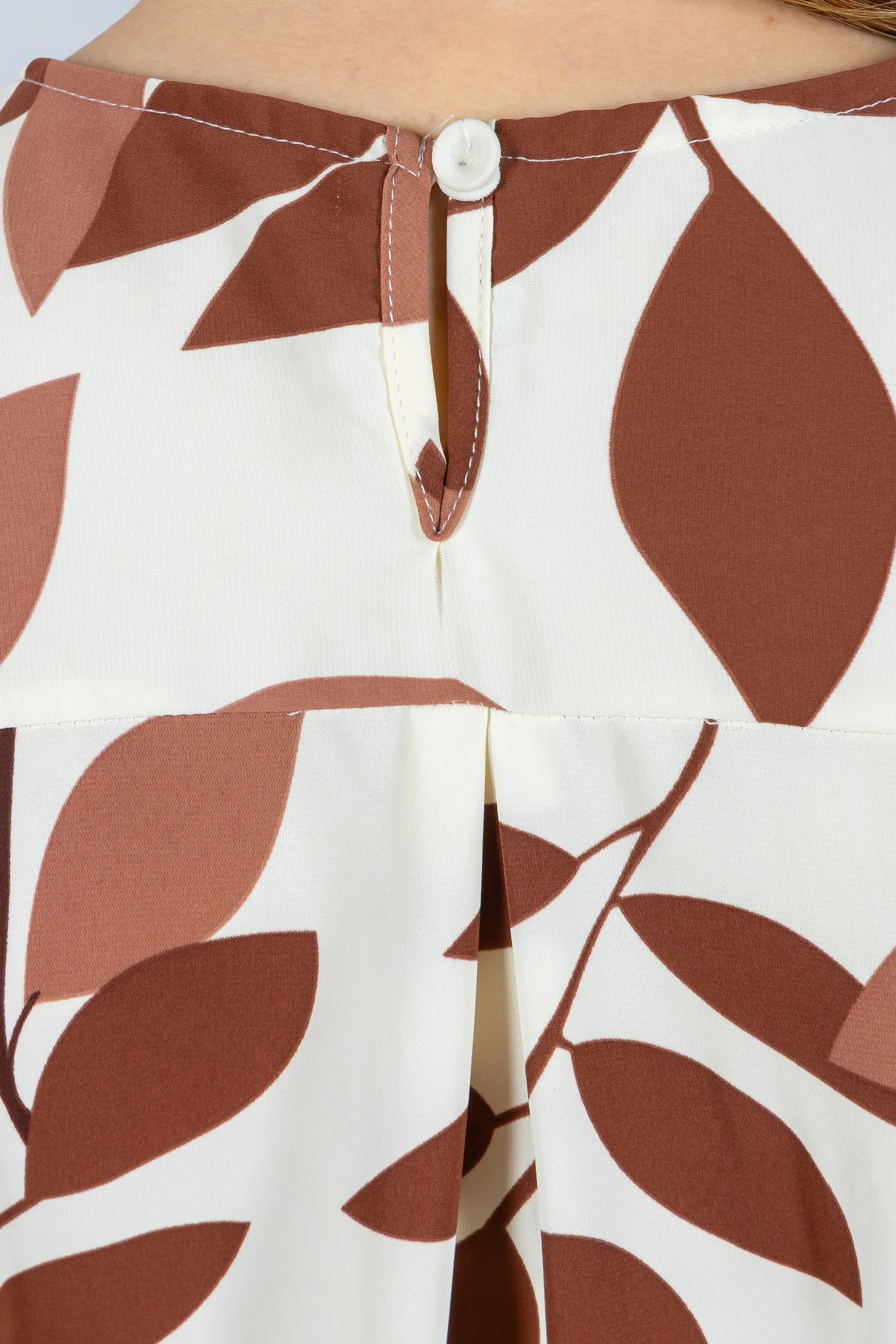 Blusa Manga Curta Estampada Folhagem Crepe Classic Joelma Marrom