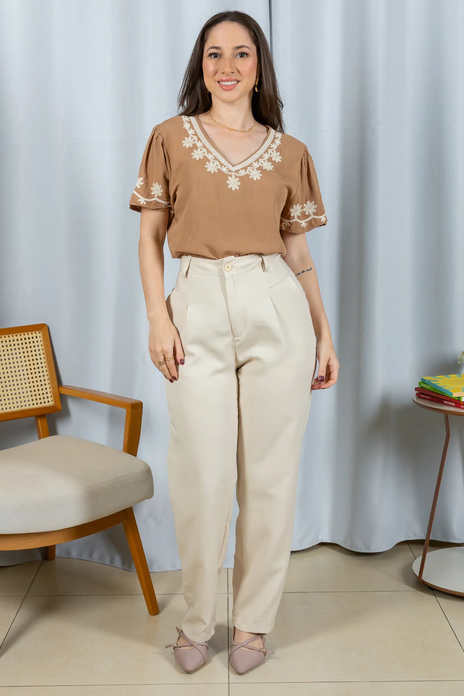 Conjunto: Blusa Manga Curta Detalhe Bordado Visco Linho Lúcia Marrom + Calça Corte Reto Alfaiataria Detalhe Bolso Adriana Esteves Creme