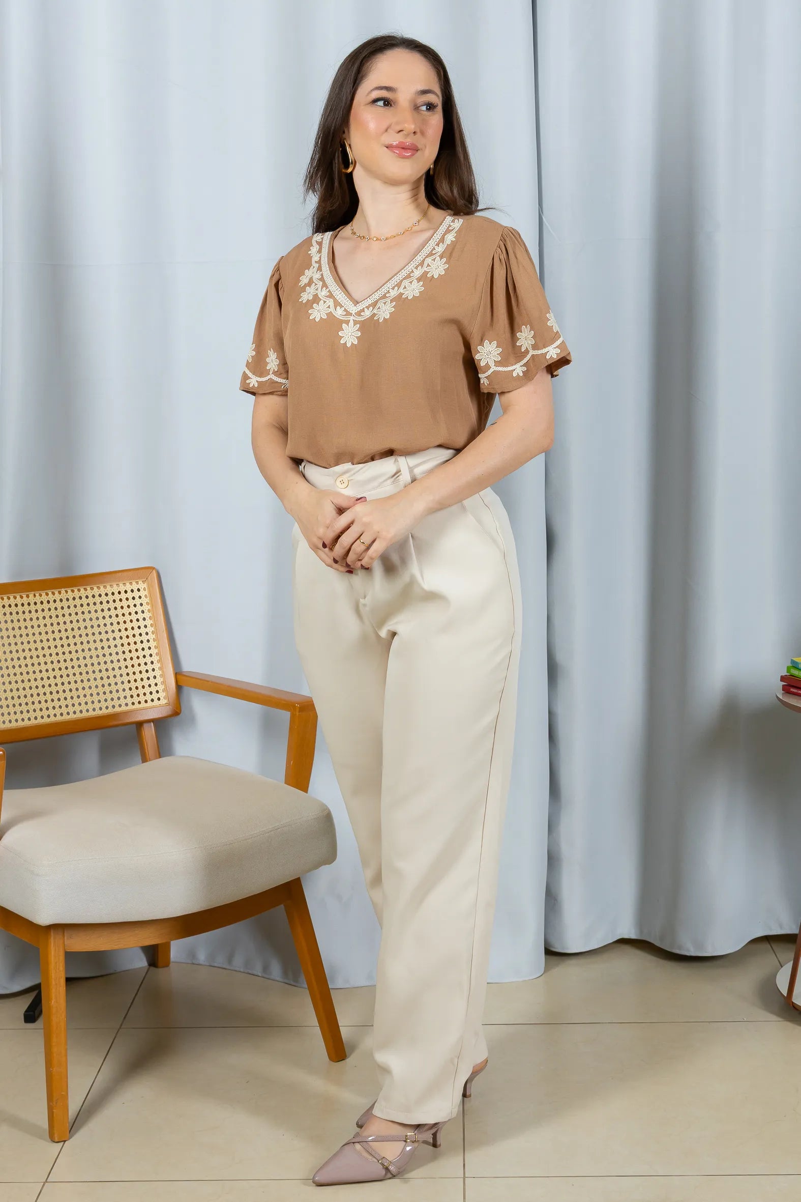 Conjunto: Blusa Manga Curta Detalhe Bordado Visco Linho Lúcia Marrom + Calça Corte Reto Alfaiataria Detalhe Bolso Adriana Esteves Creme