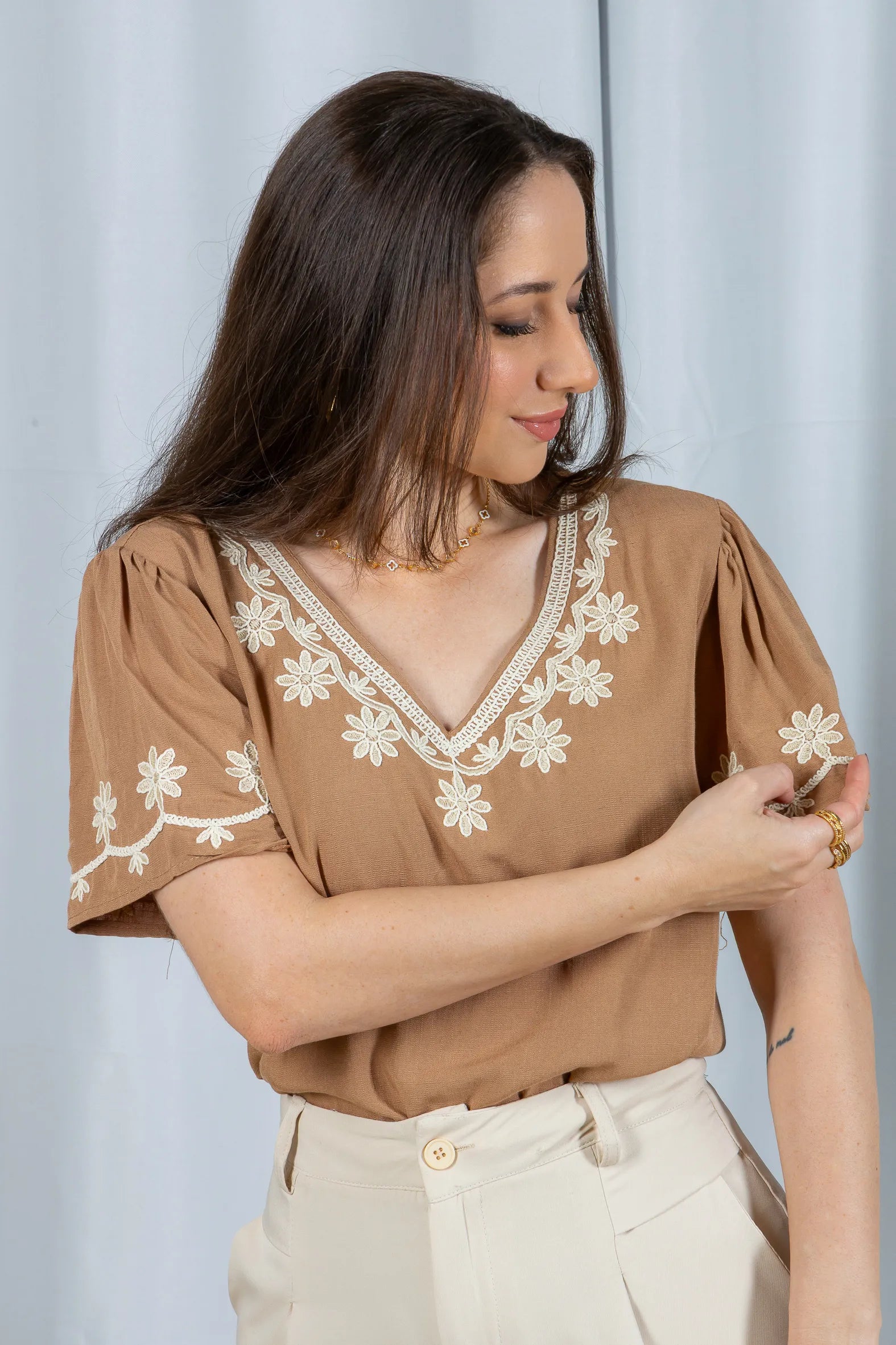 Blusa Manga Curta Detalhe Bordado Visco Linho Lúcia Marrom