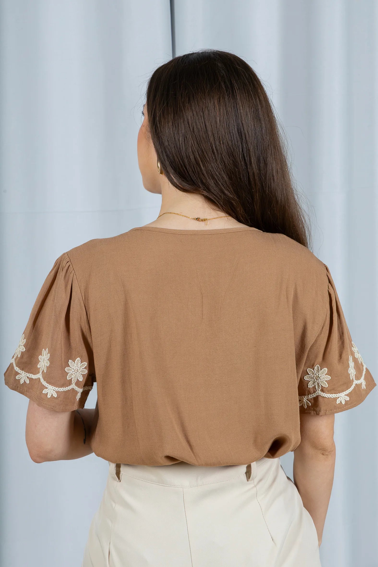 Blusa Manga Curta Detalhe Bordado Visco Linho Lúcia Marrom