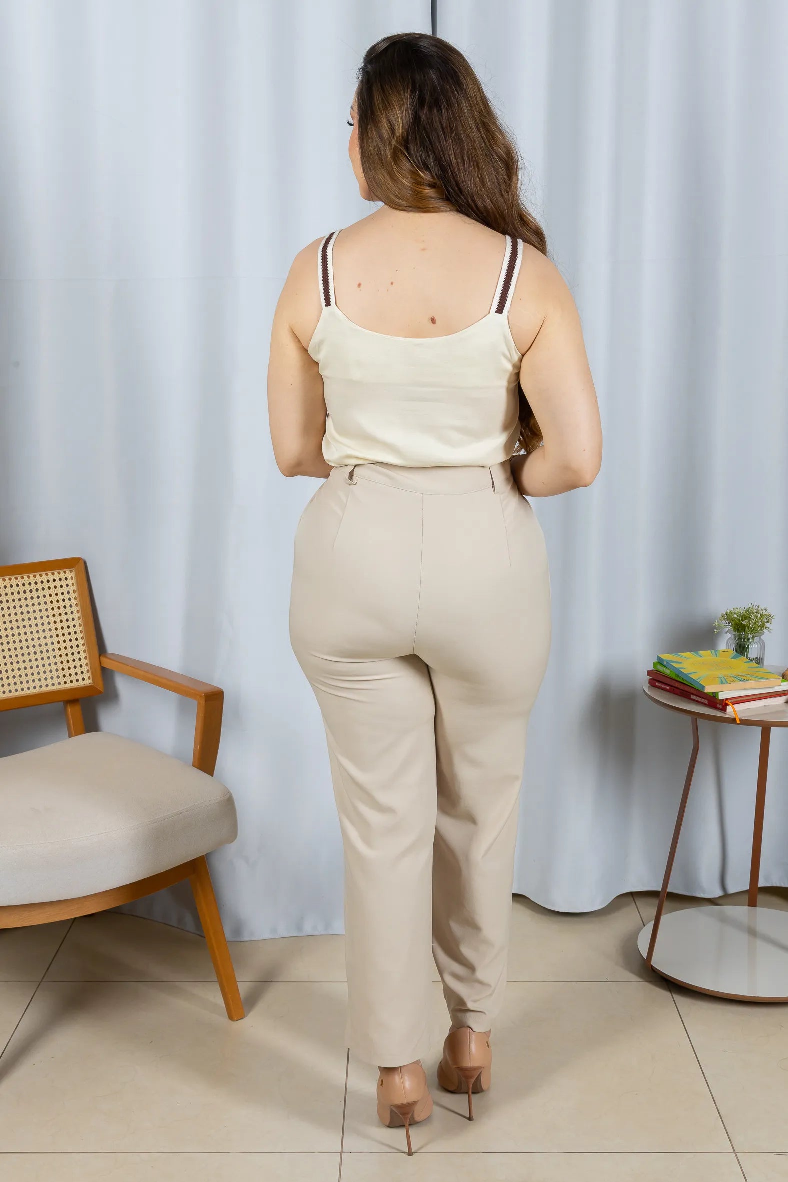 Conjunto: Regata Detalhe Bordado Decote Busto Visco Linho Luciana Creme + Calça Pantalona Detalhe Botões Crepe Alfaiataria Larissa Bege