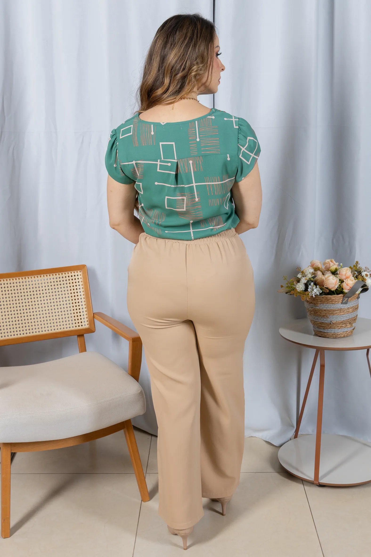 Blusa Manga Curta em Crepe Classic Decote em "V" Estampa Geométrica Emily Verde