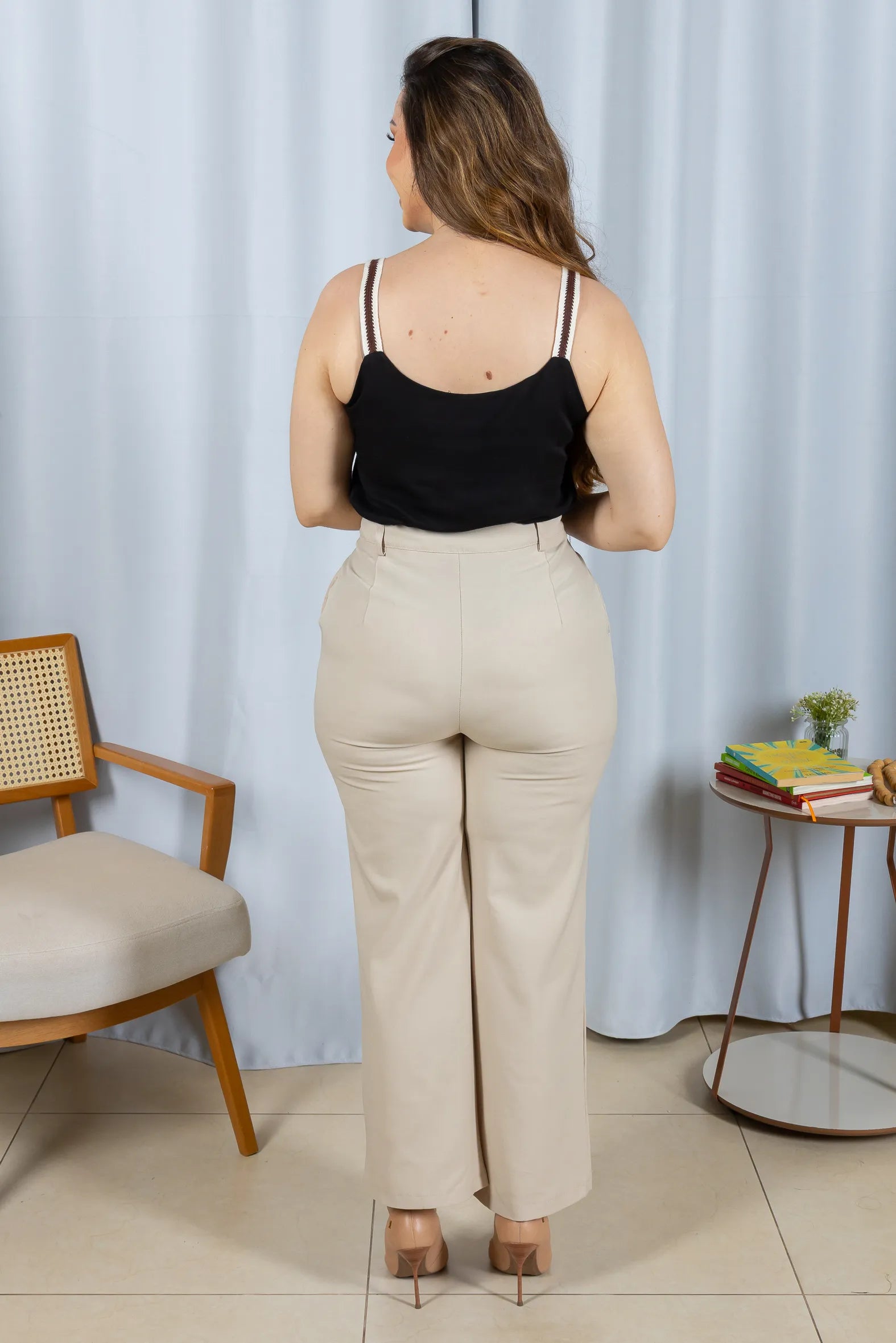 Conjunto: Regata Detalhe Bordado Decote Busto Visco Linho Luciana Preta + Calça Pantalona Detalhe Botões Crepe Alfaiataria Larissa Bege