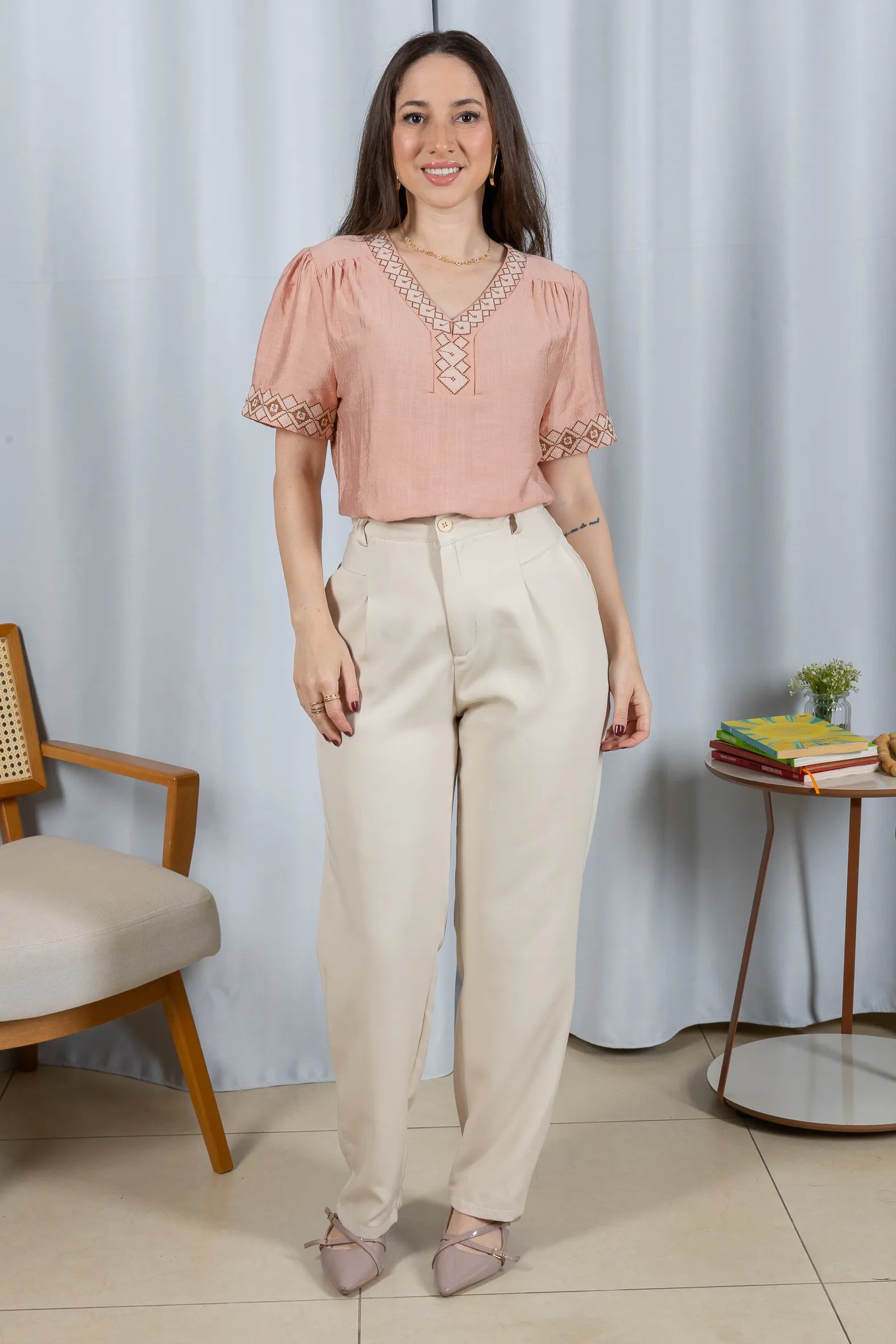 Blusa Manga Curta Detalhe Decote "V" Bordada Visco Brise Clarice Rosa