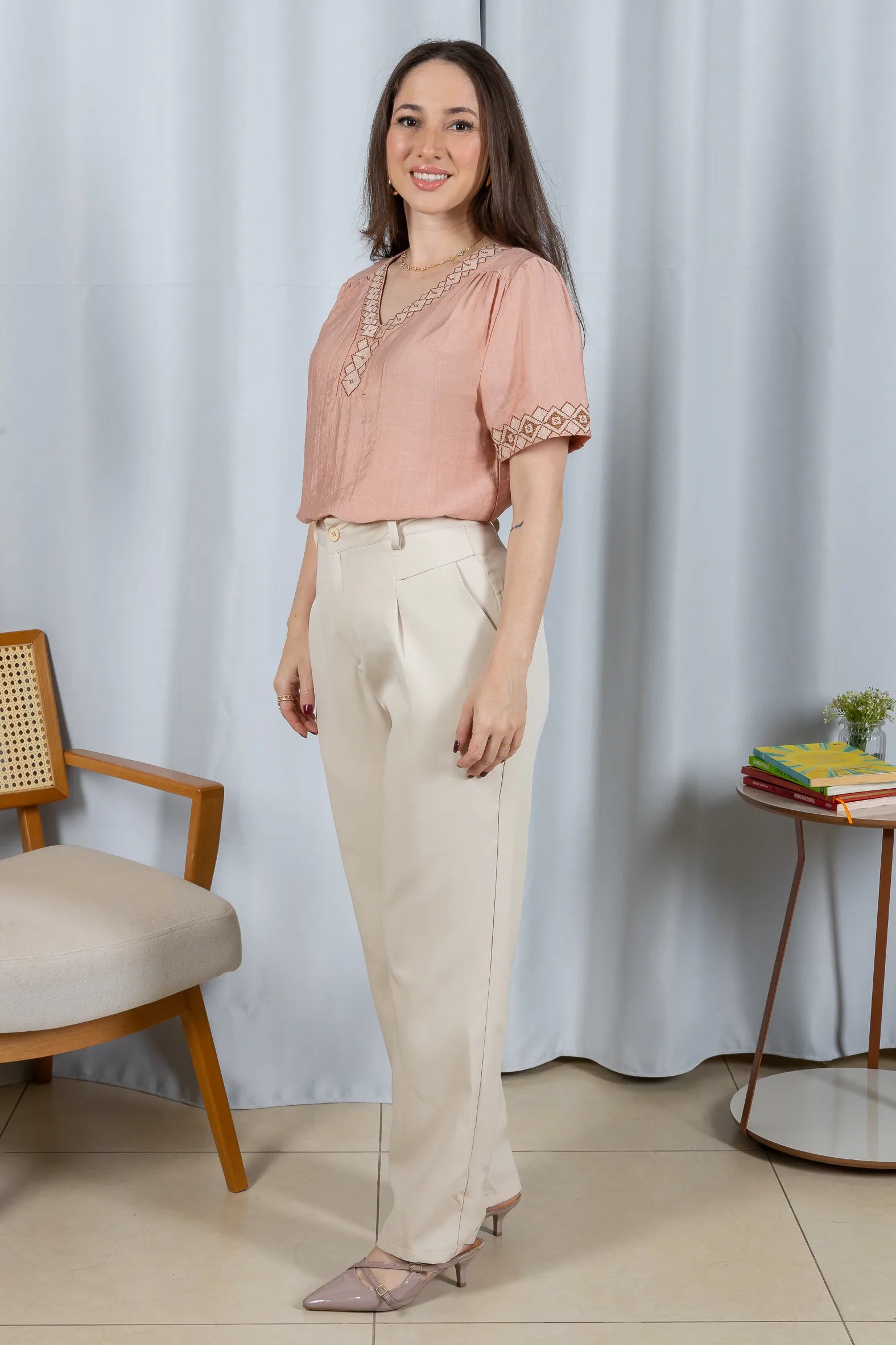 Conjunto: Blusa Manga Curta Detalhe Decote "V" Bordada Visco Brise Clarice Rosa + Calça Corte Reto Alfaiataria Detalhe Bolso Adriana Esteves Creme