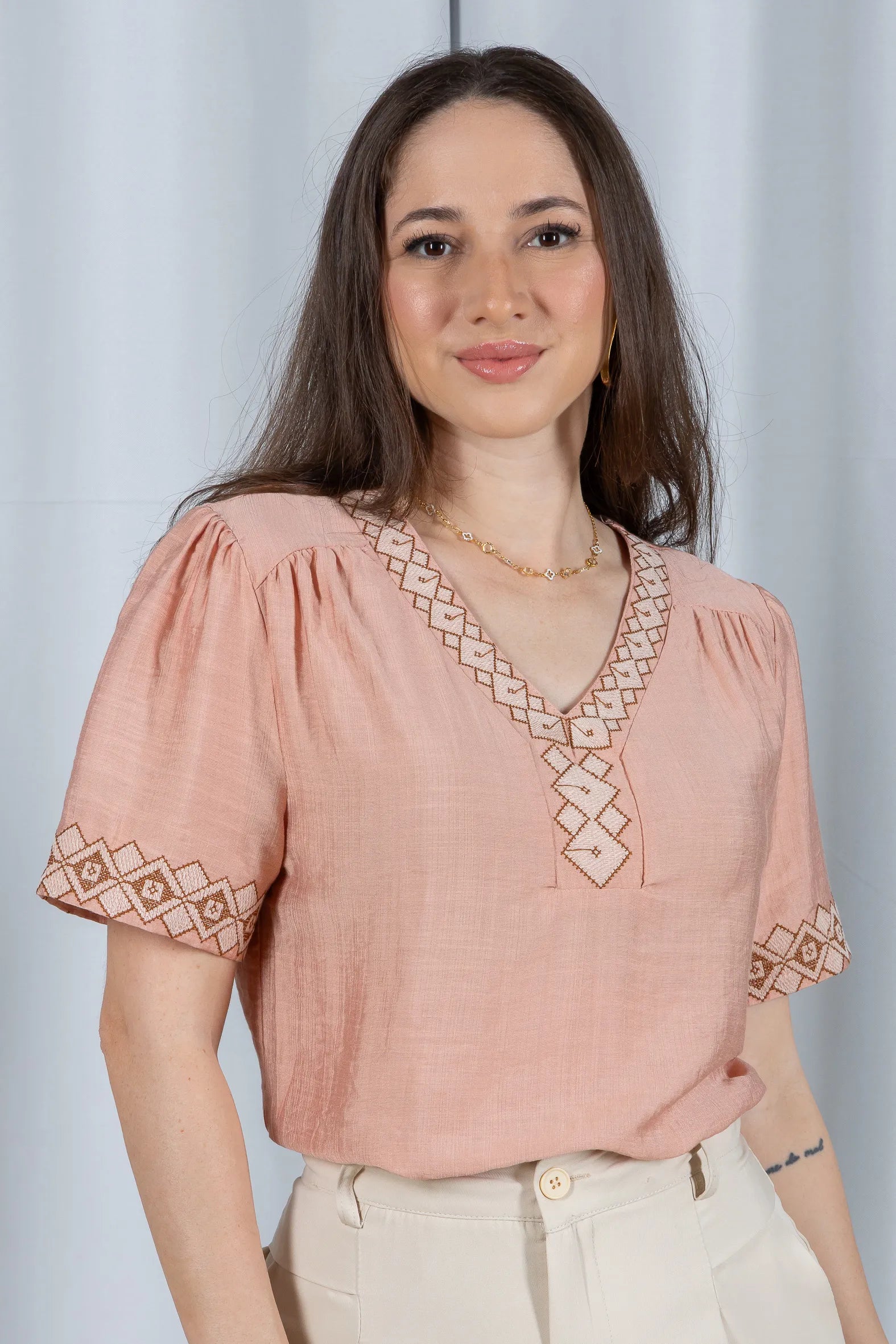 Blusa Manga Curta Detalhe Decote "V" Bordada Visco Brise Clarice Rosa