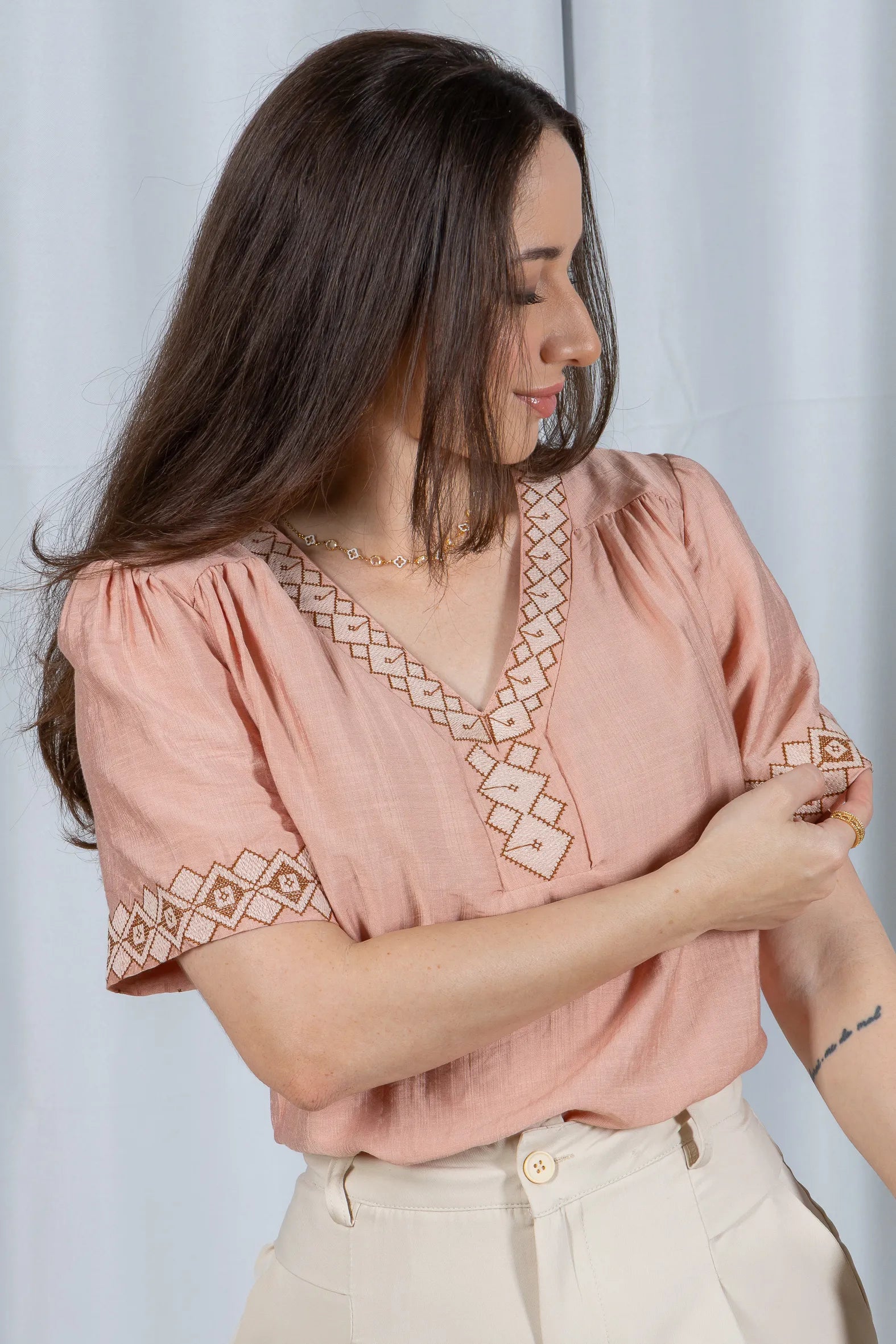 Blusa Manga Curta Detalhe Decote "V" Bordada Visco Brise Clarice Rosa