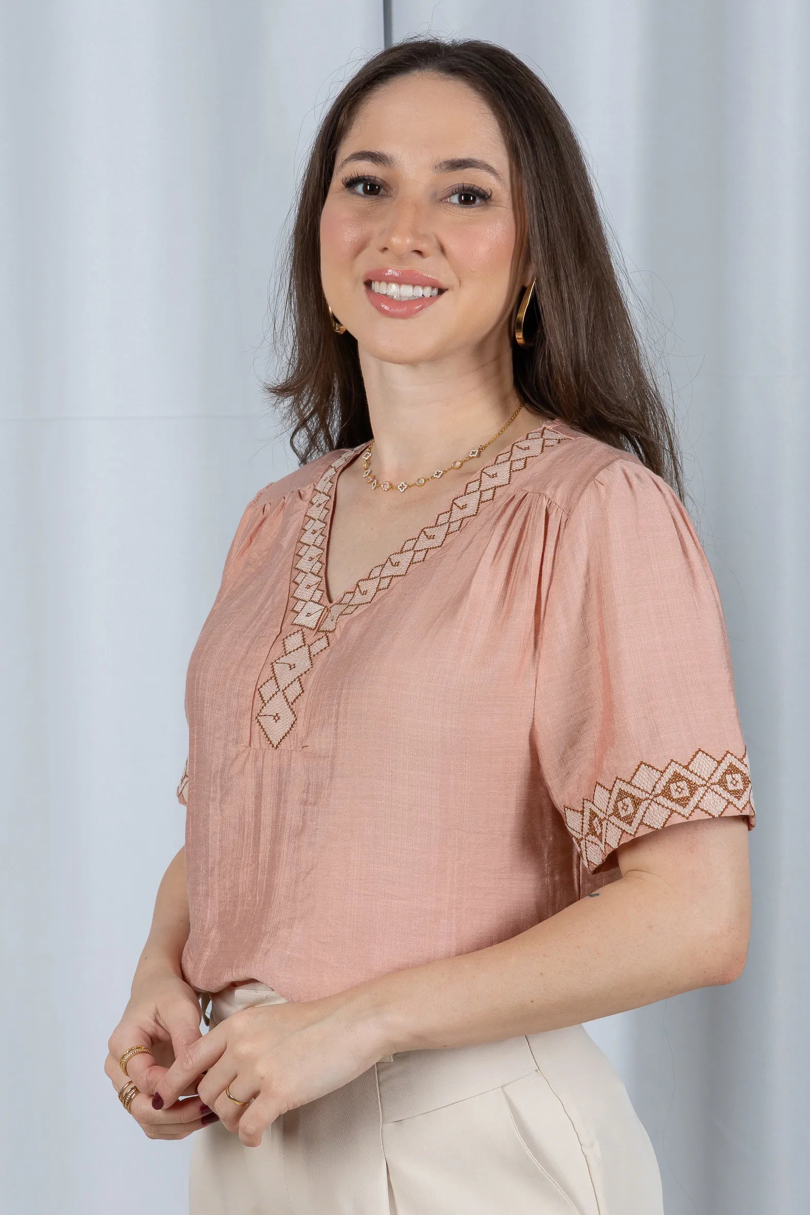 Blusa Manga Curta Detalhe Decote "V" Bordada Visco Brise Clarice Rosa