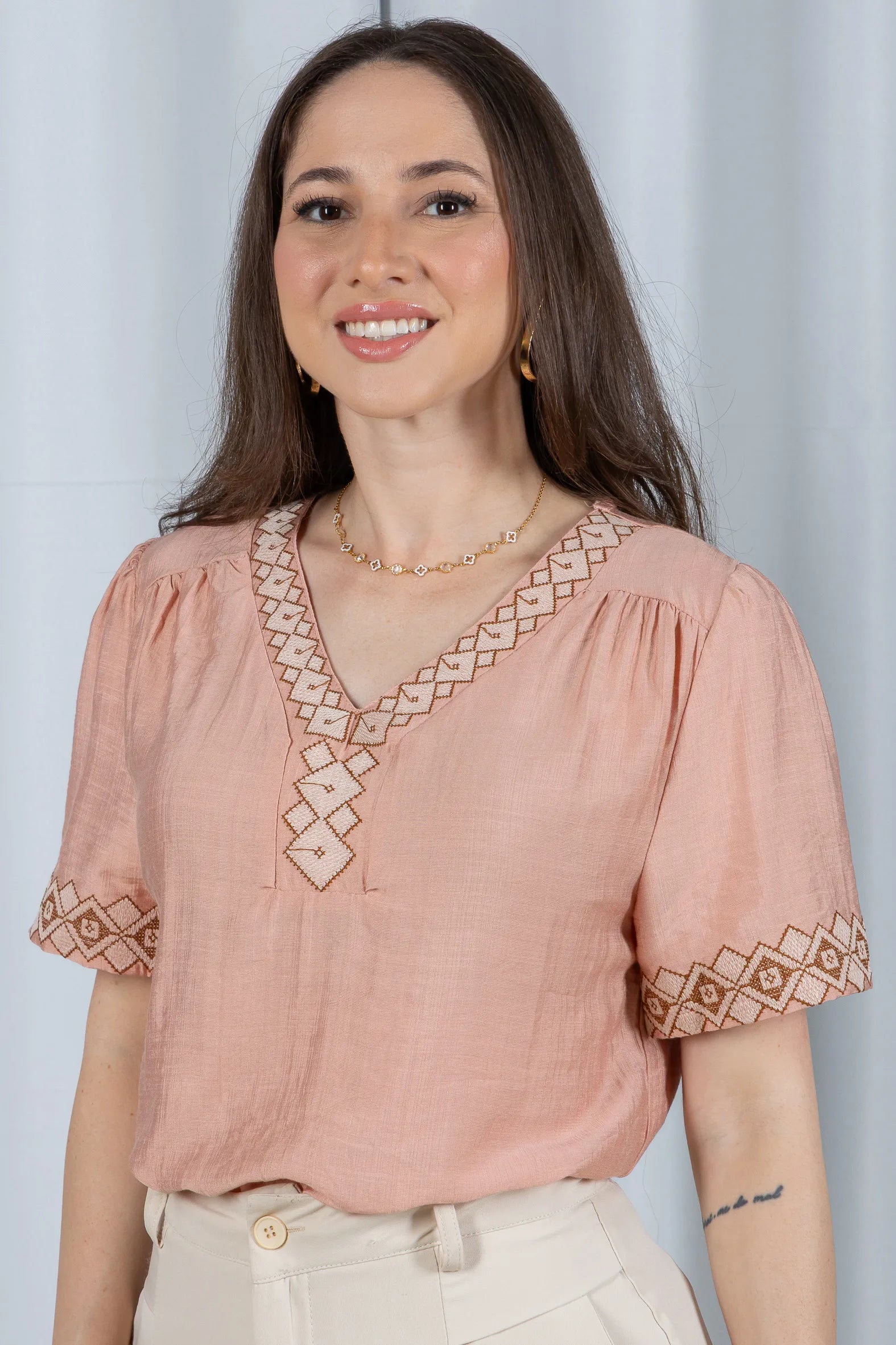 Blusa Manga Curta Detalhe Decote "V" Bordada Visco Brise Clarice Rosa